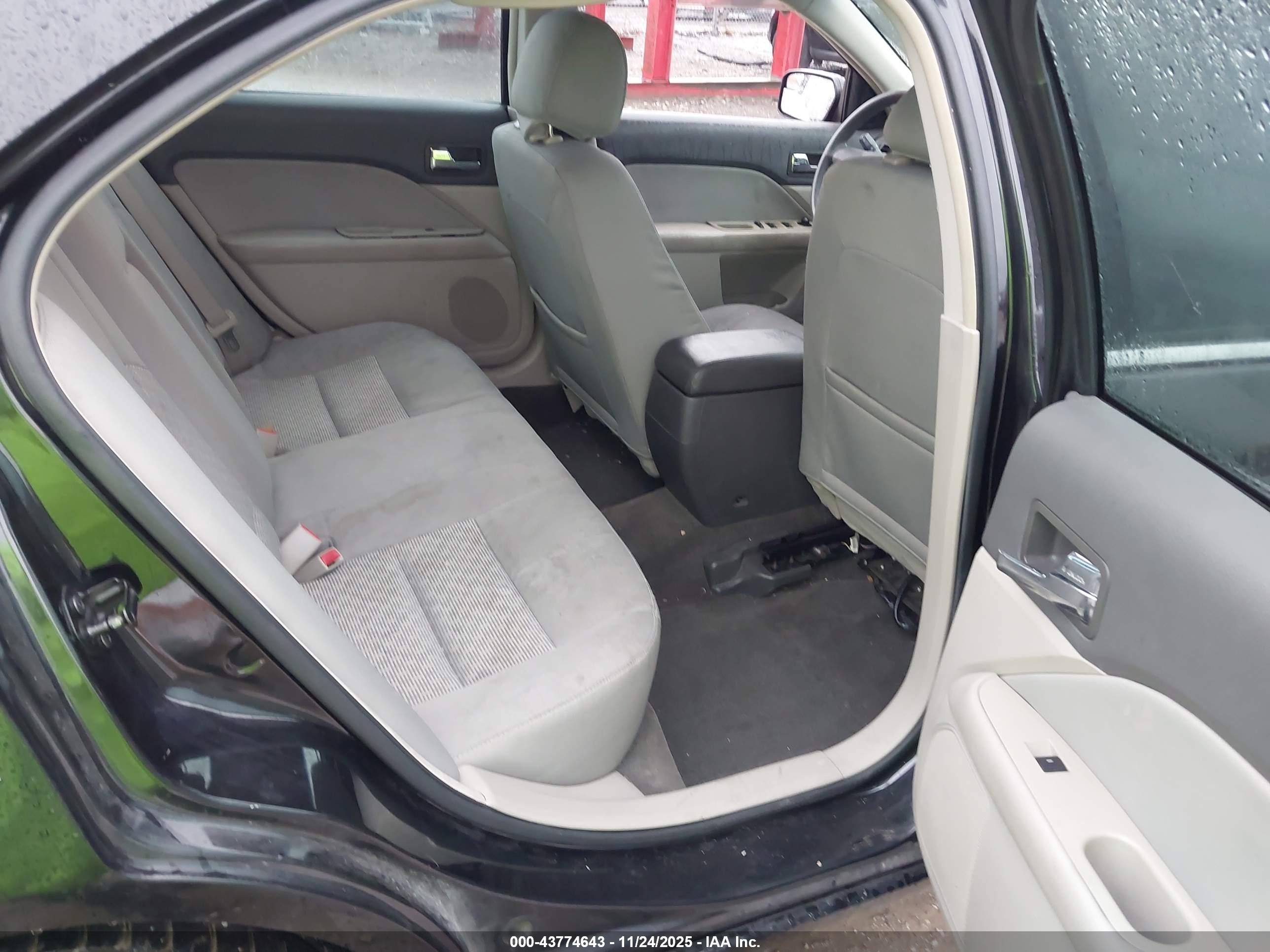 FORD FUSION image 8