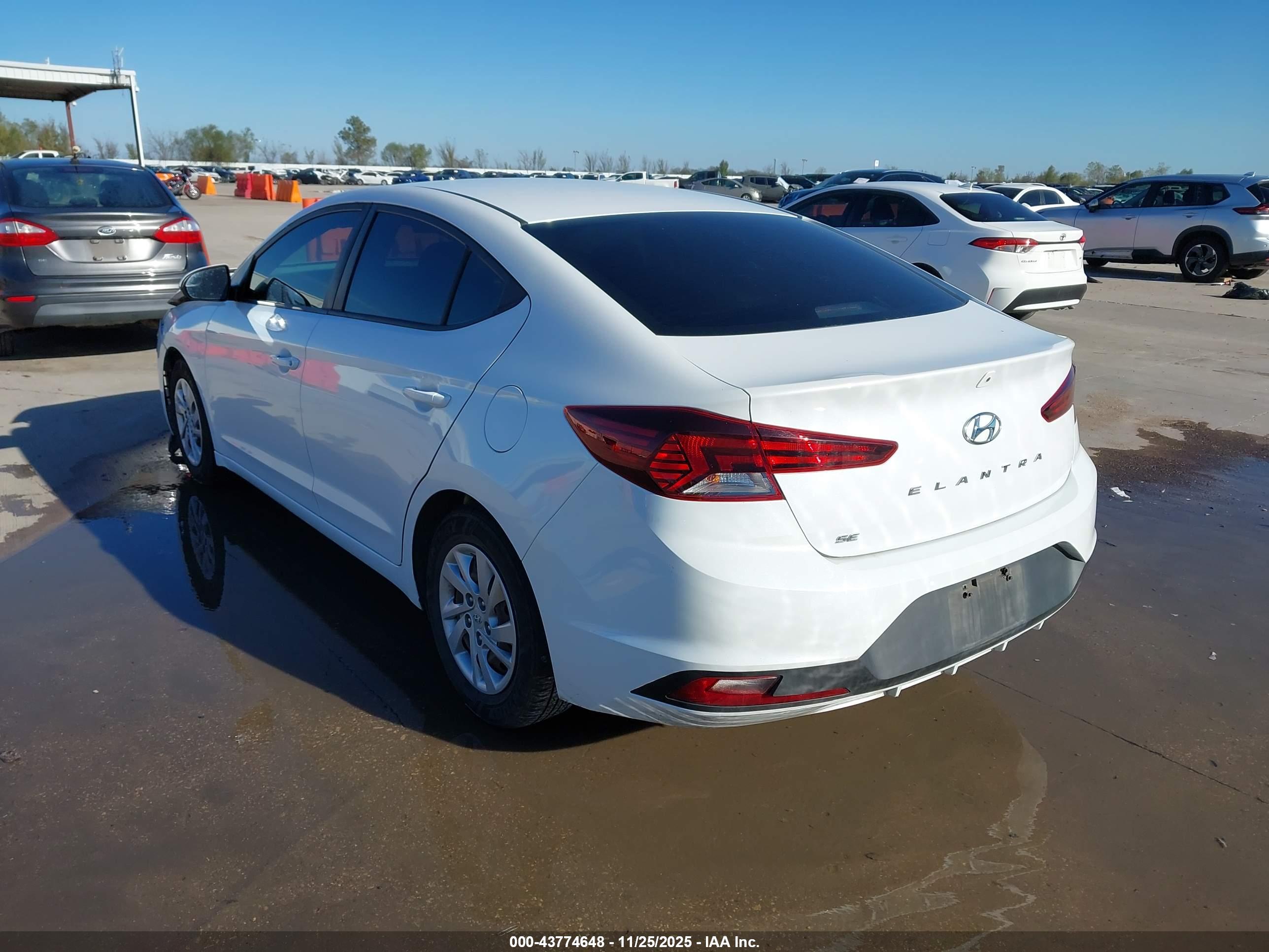 HYUNDAI ELANTRA image 3