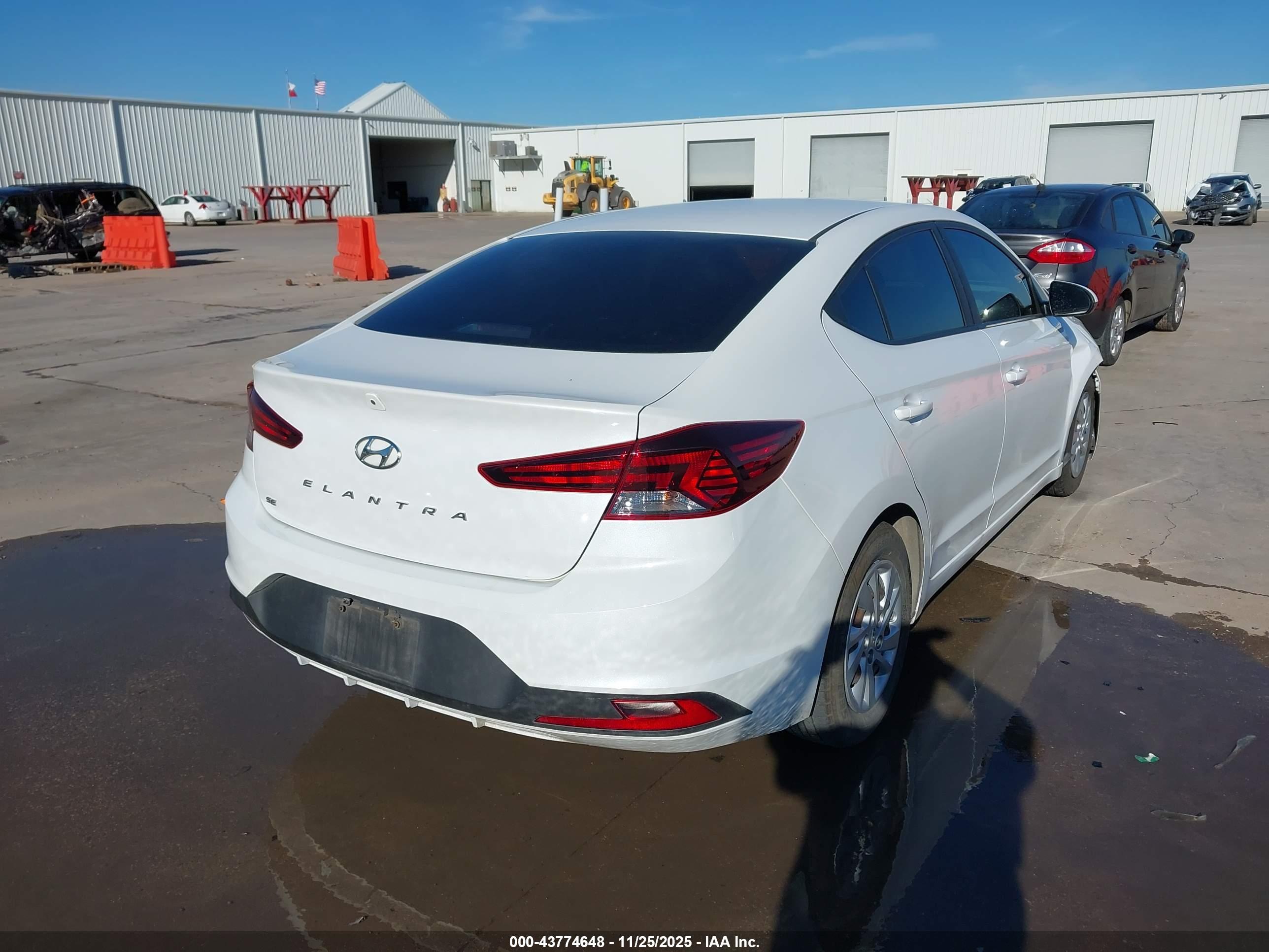 HYUNDAI ELANTRA image 4