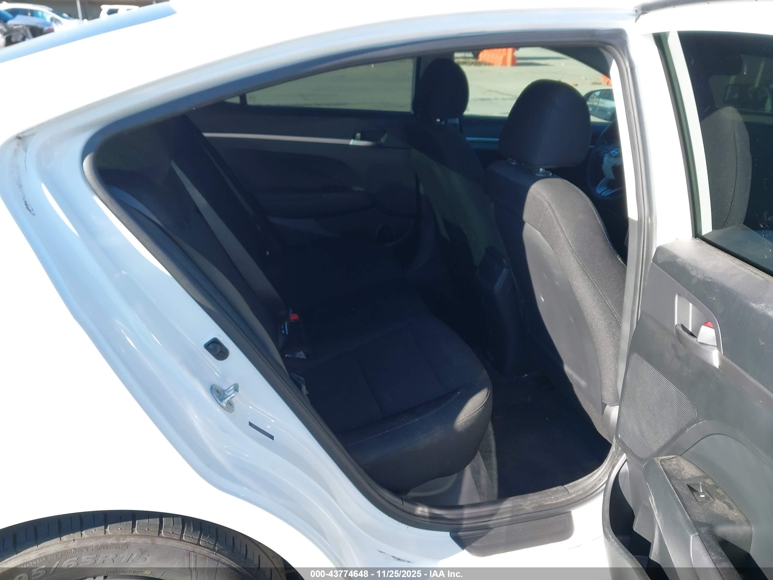 HYUNDAI ELANTRA image 8