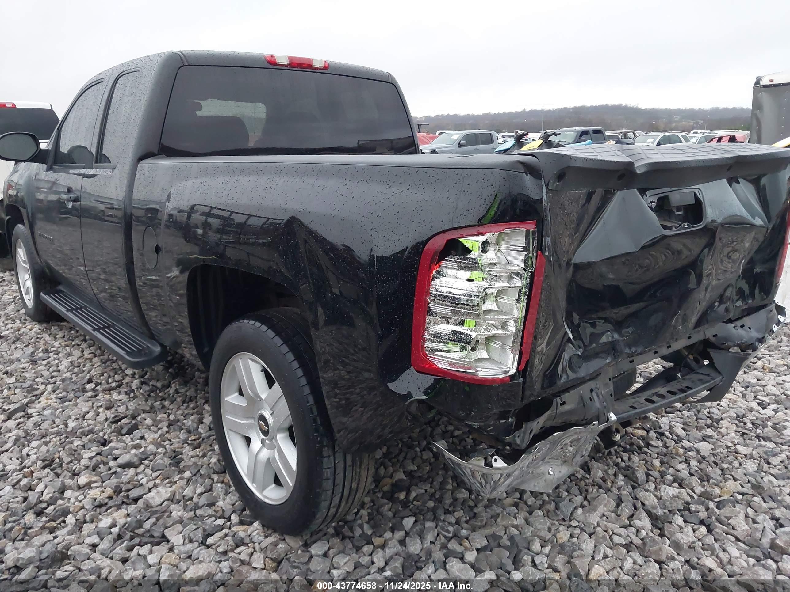 CHEVROLET SILVERADO image 3