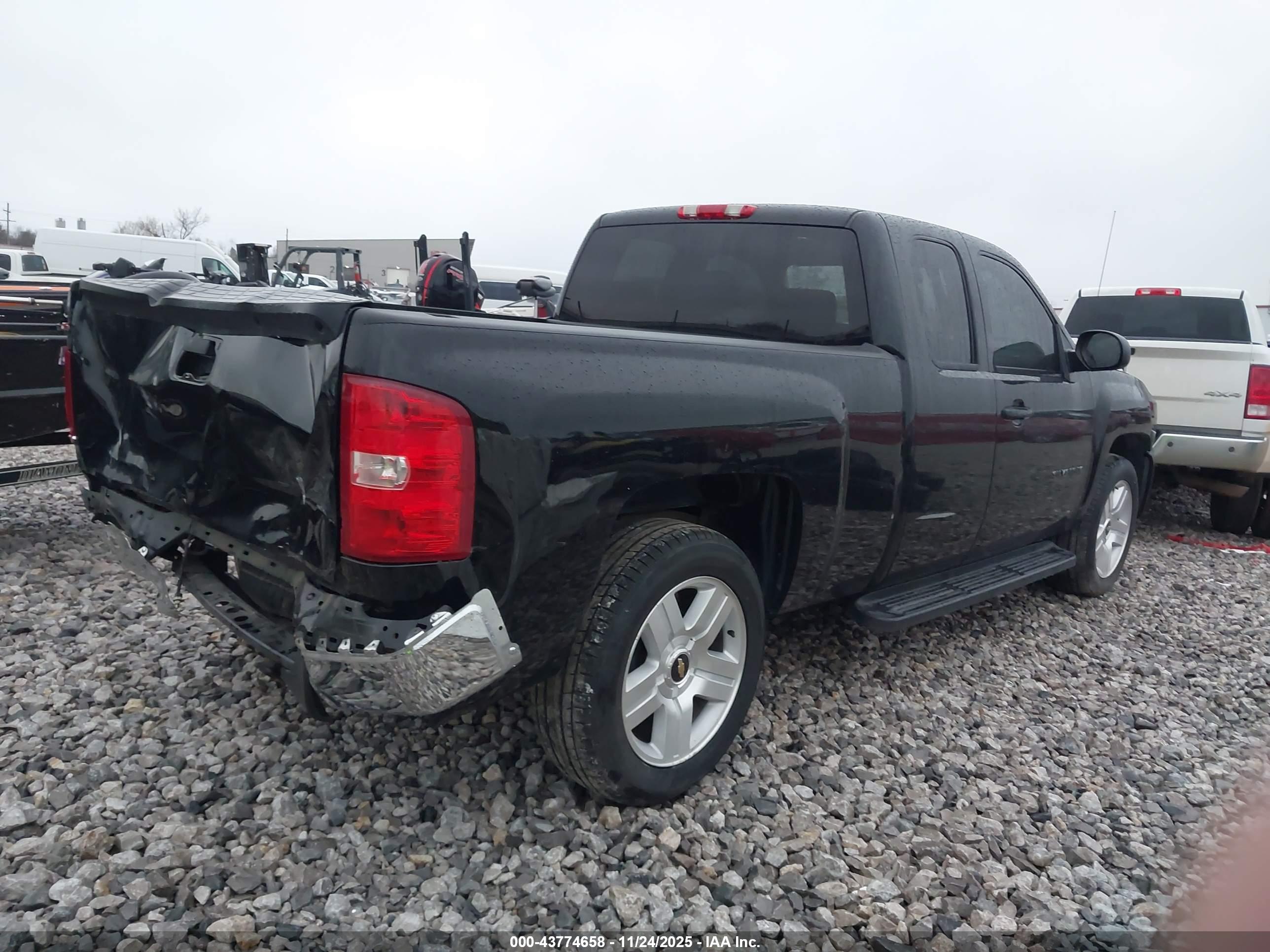 CHEVROLET SILVERADO image 4