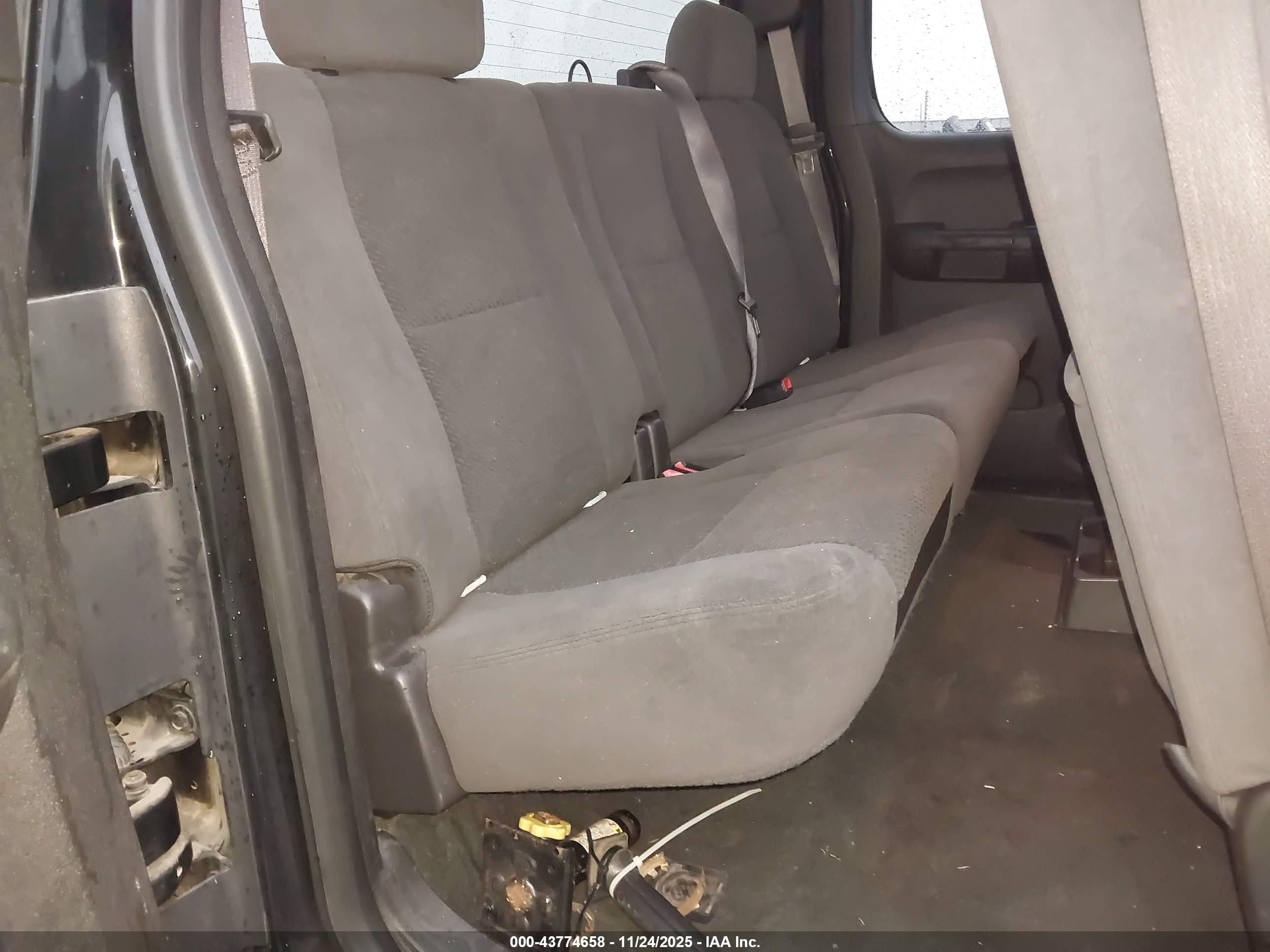 CHEVROLET SILVERADO image 8