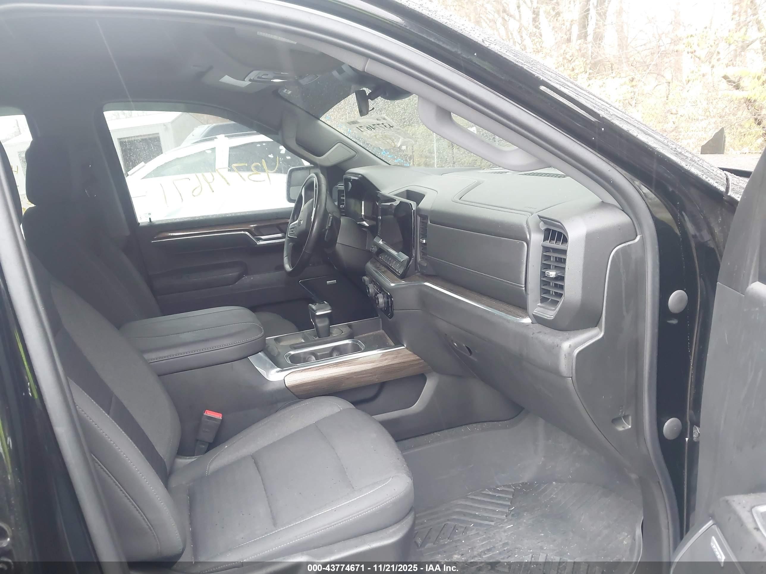 CHEVROLET SILVERADO image 5