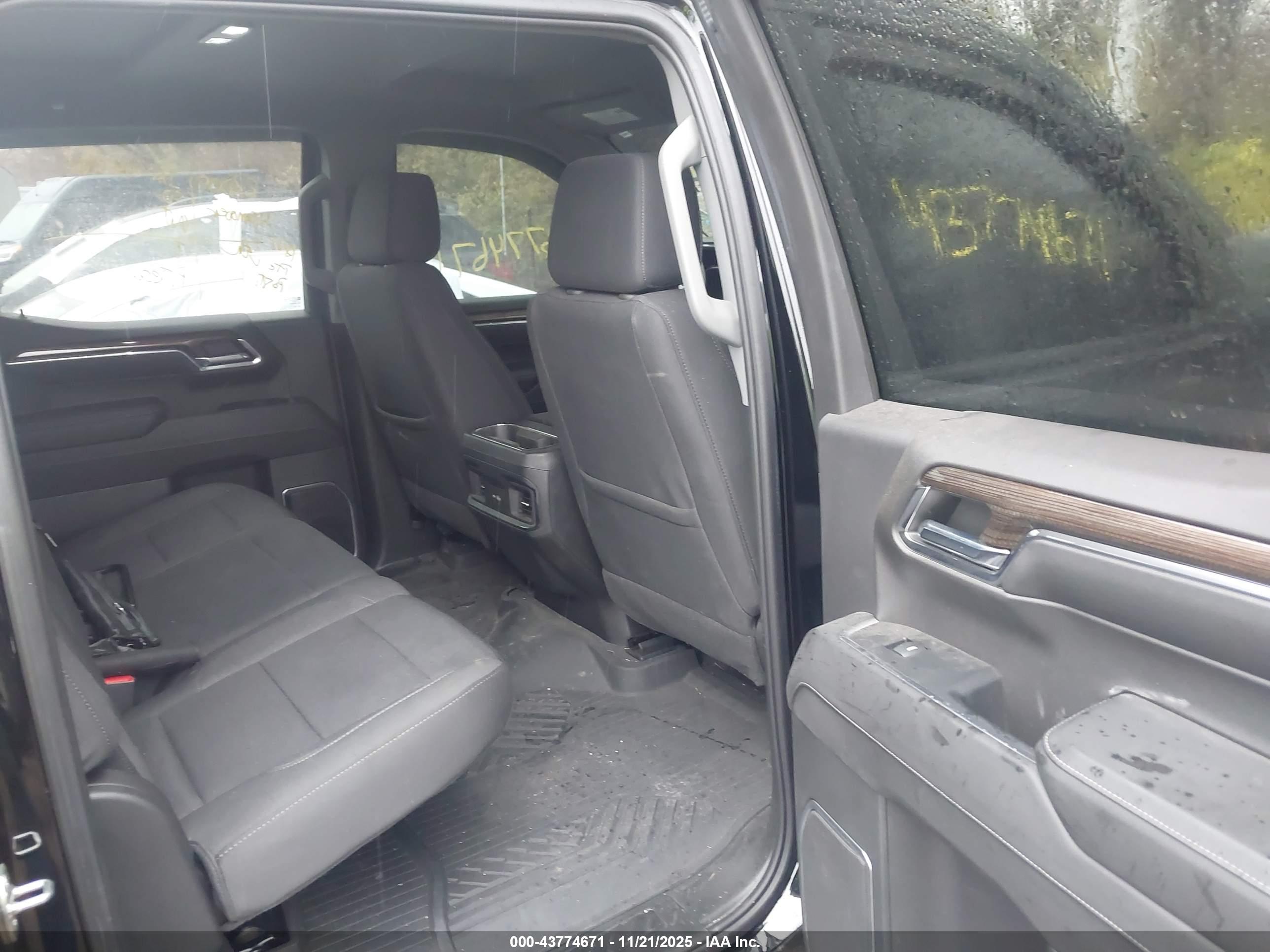 CHEVROLET SILVERADO image 8