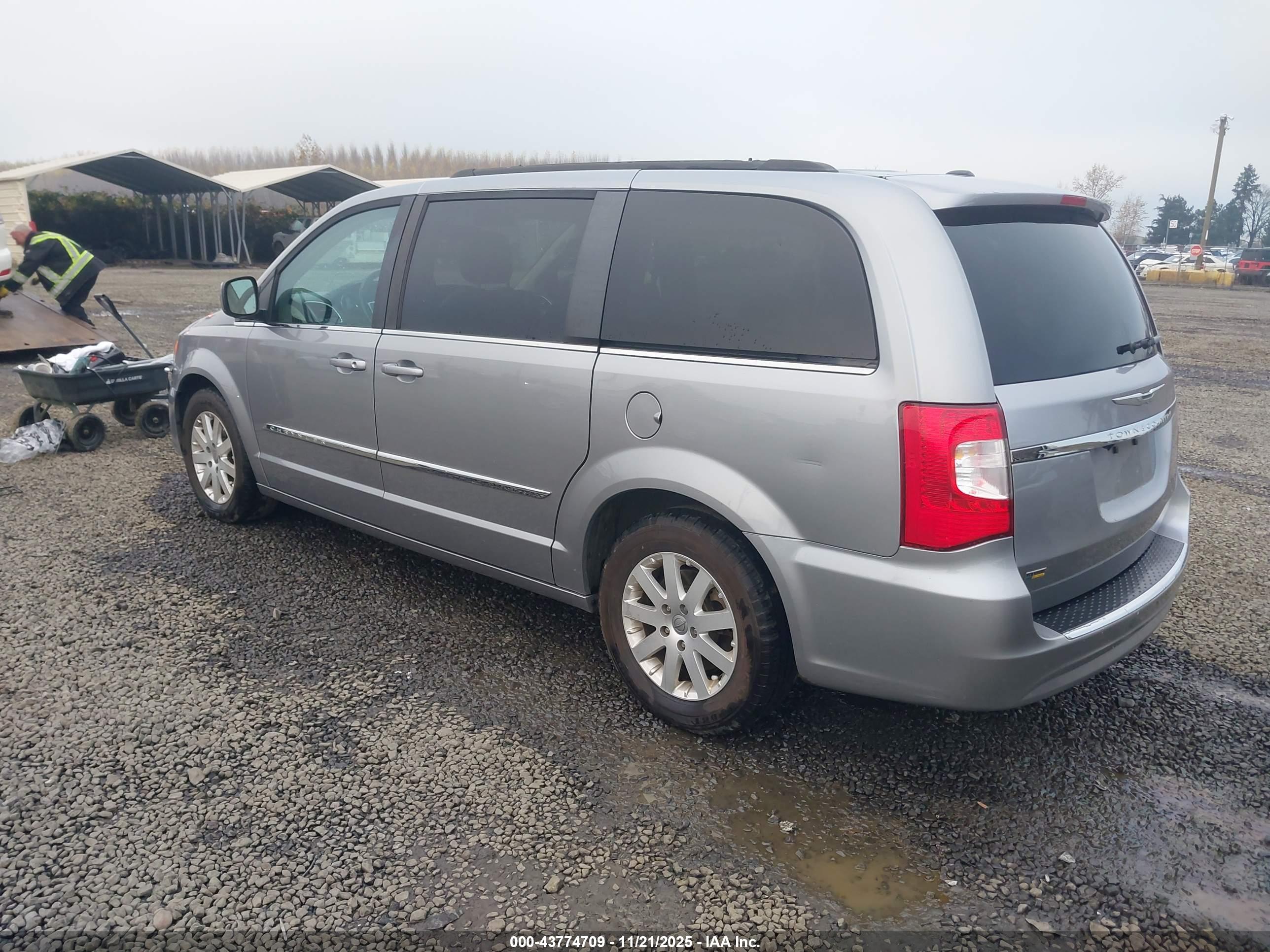 CHRYSLER TOWN image 3