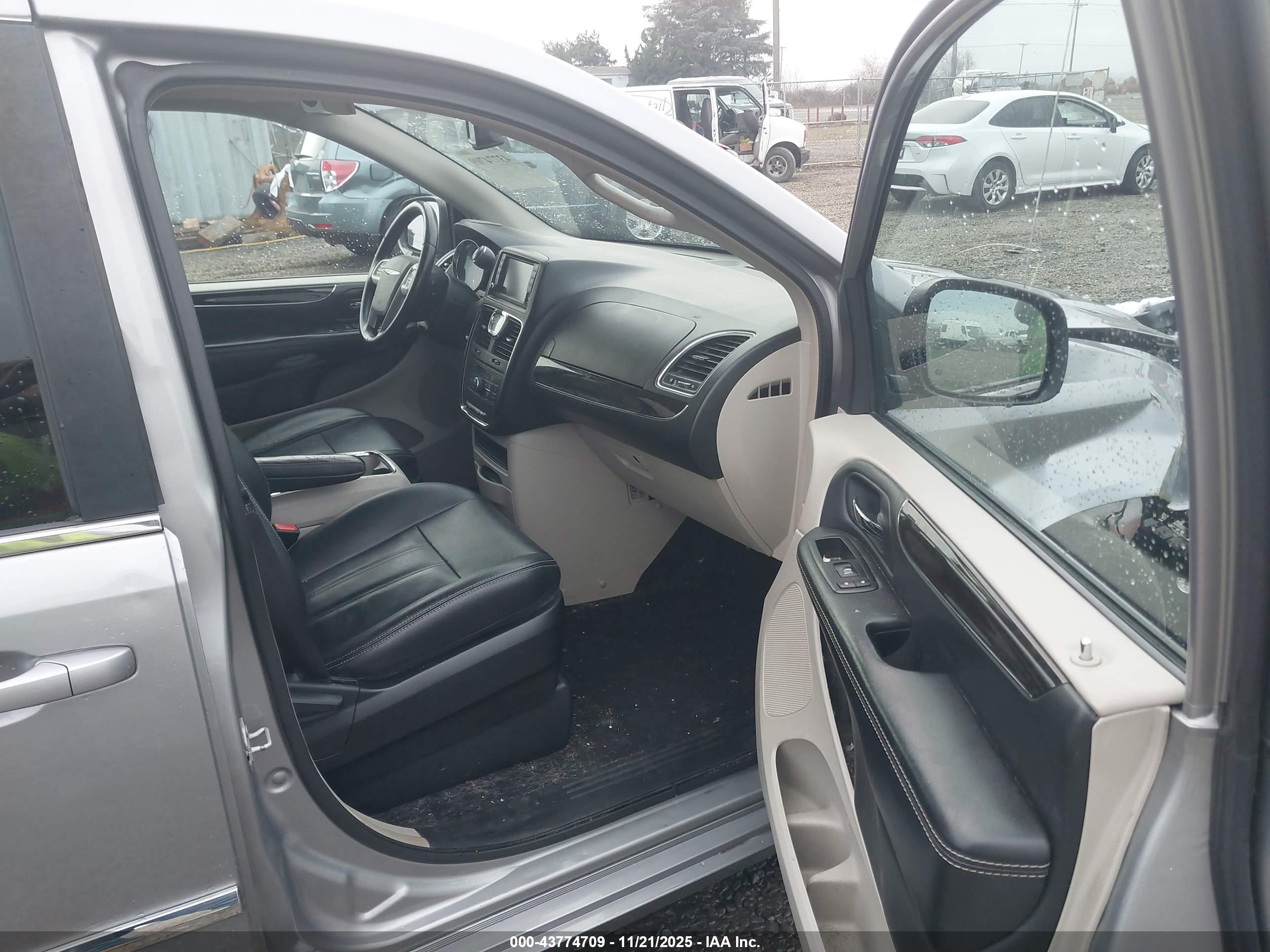 CHRYSLER TOWN image 5