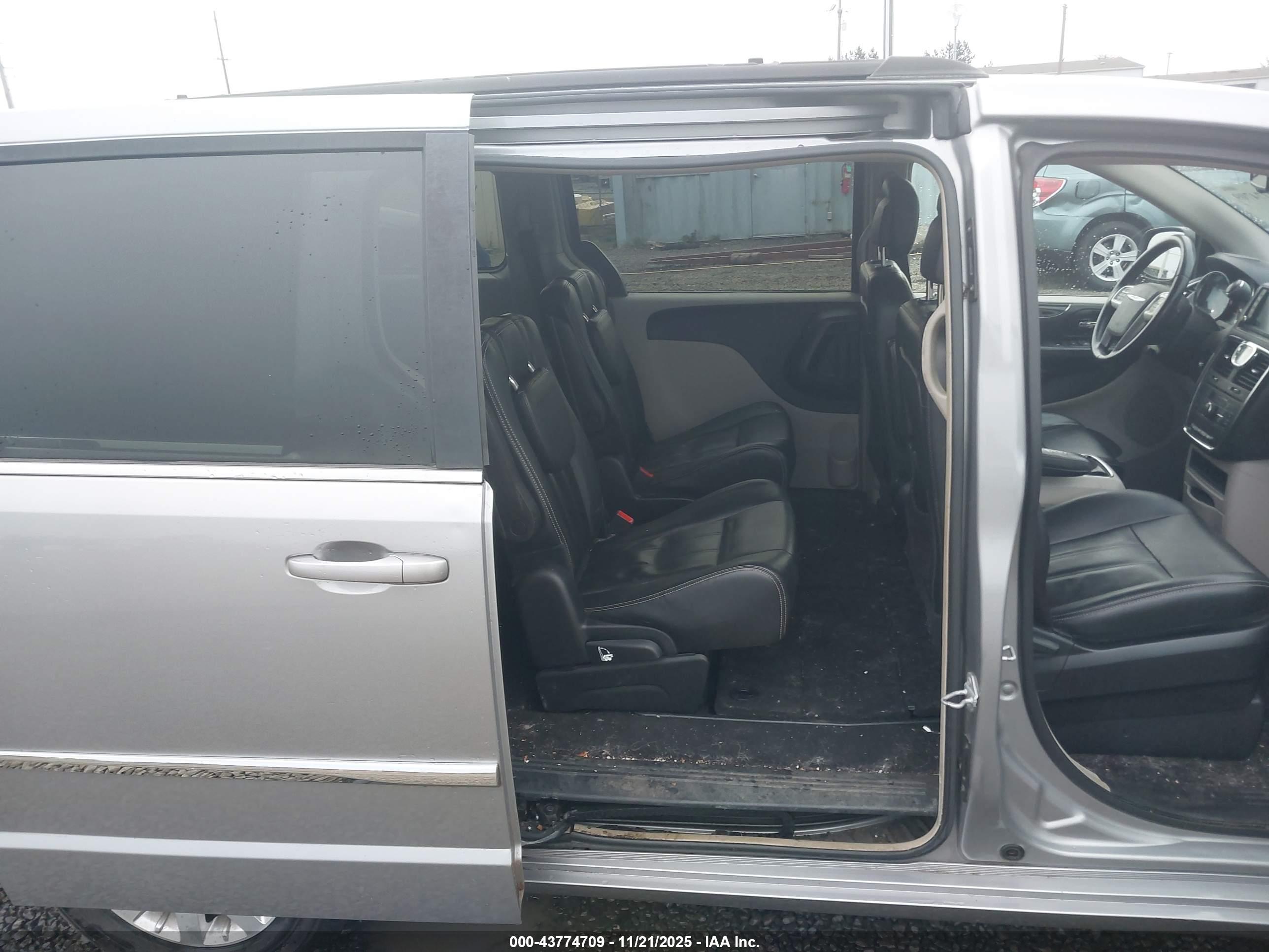 CHRYSLER TOWN image 8