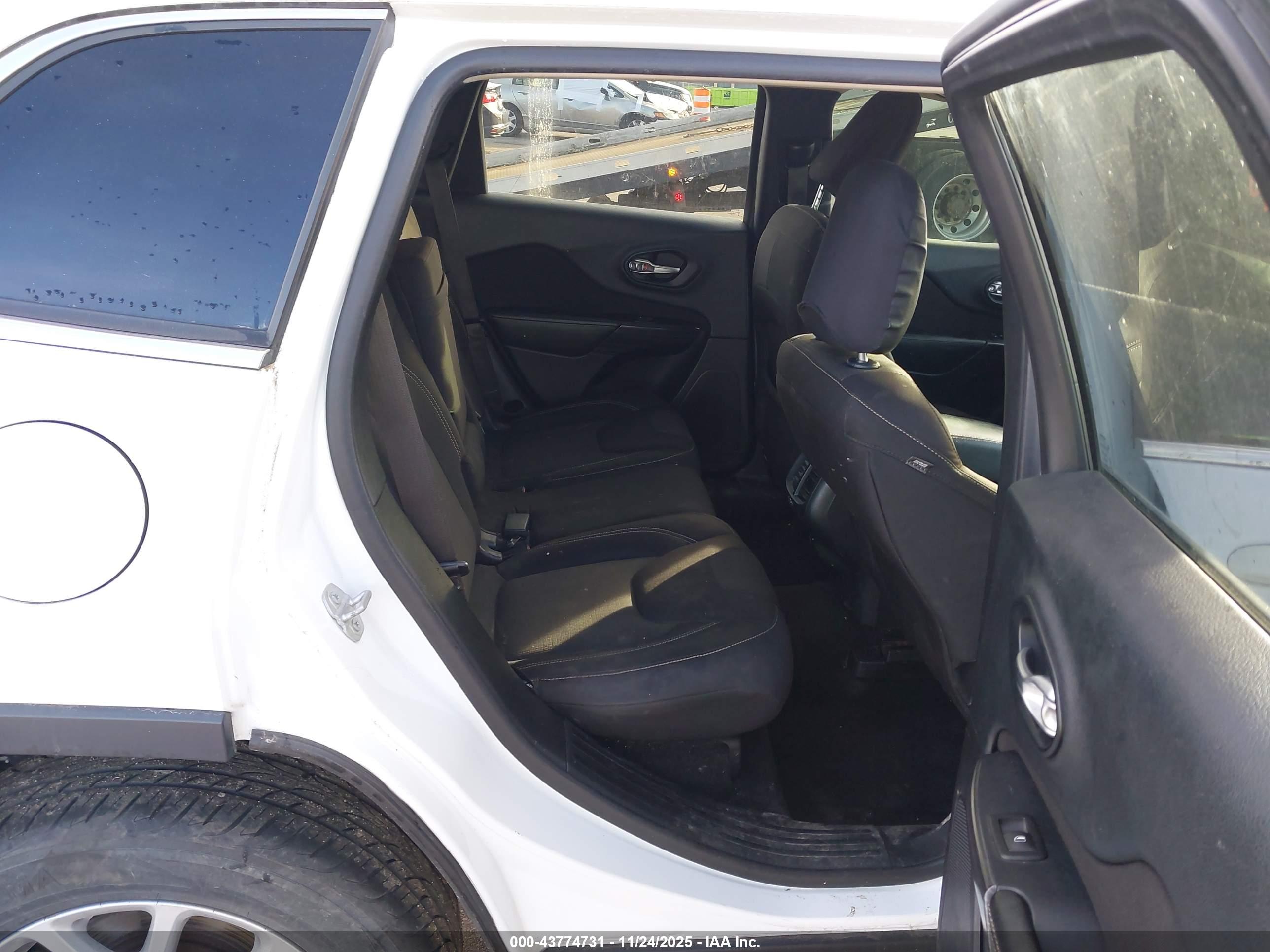 JEEP CHEROKEE image 8