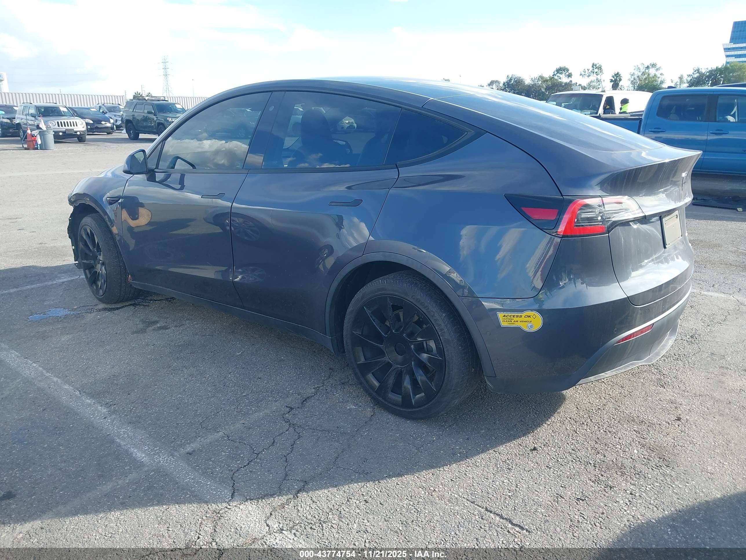 TESLA MODEL image 3