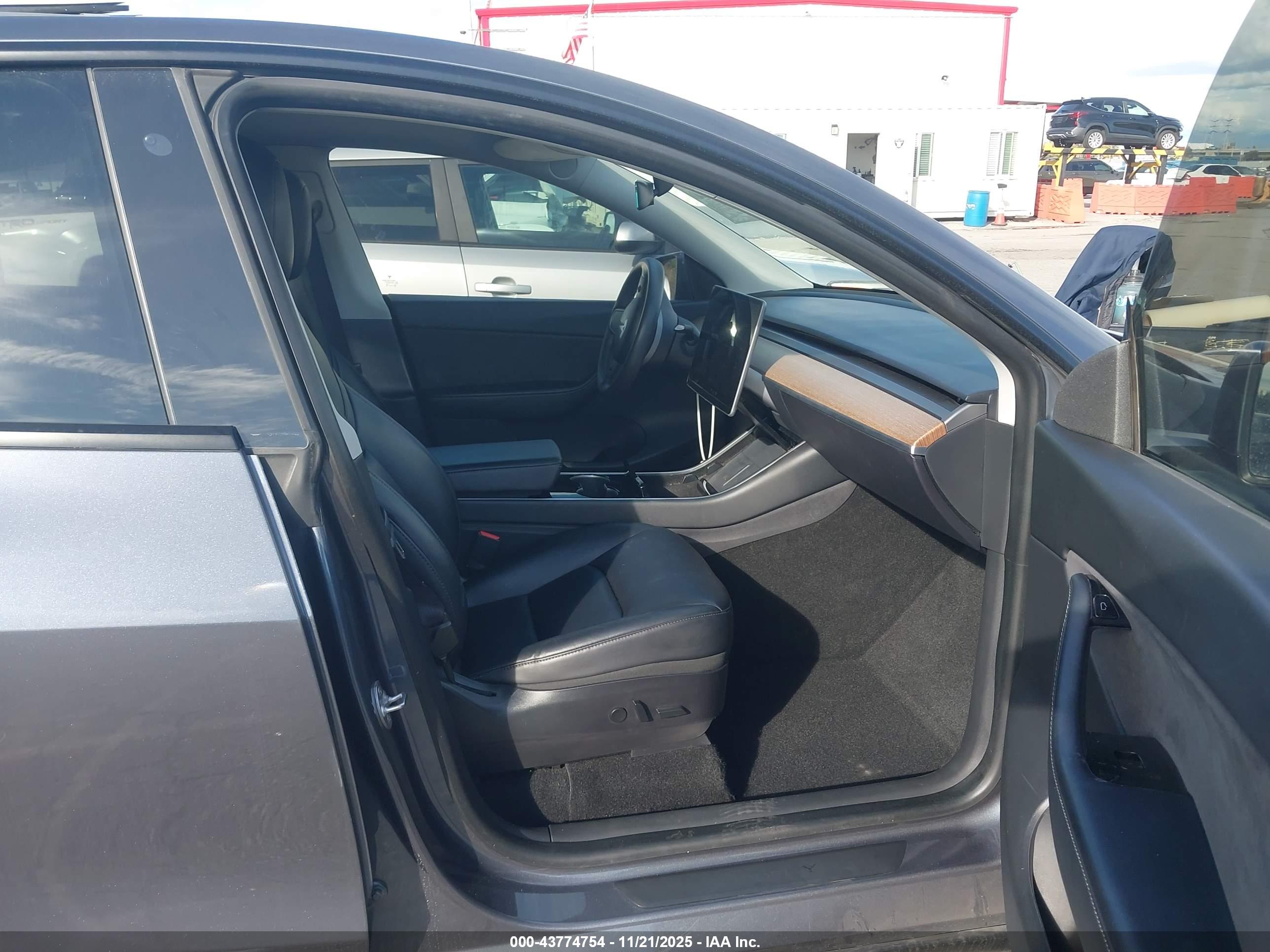 TESLA MODEL image 5