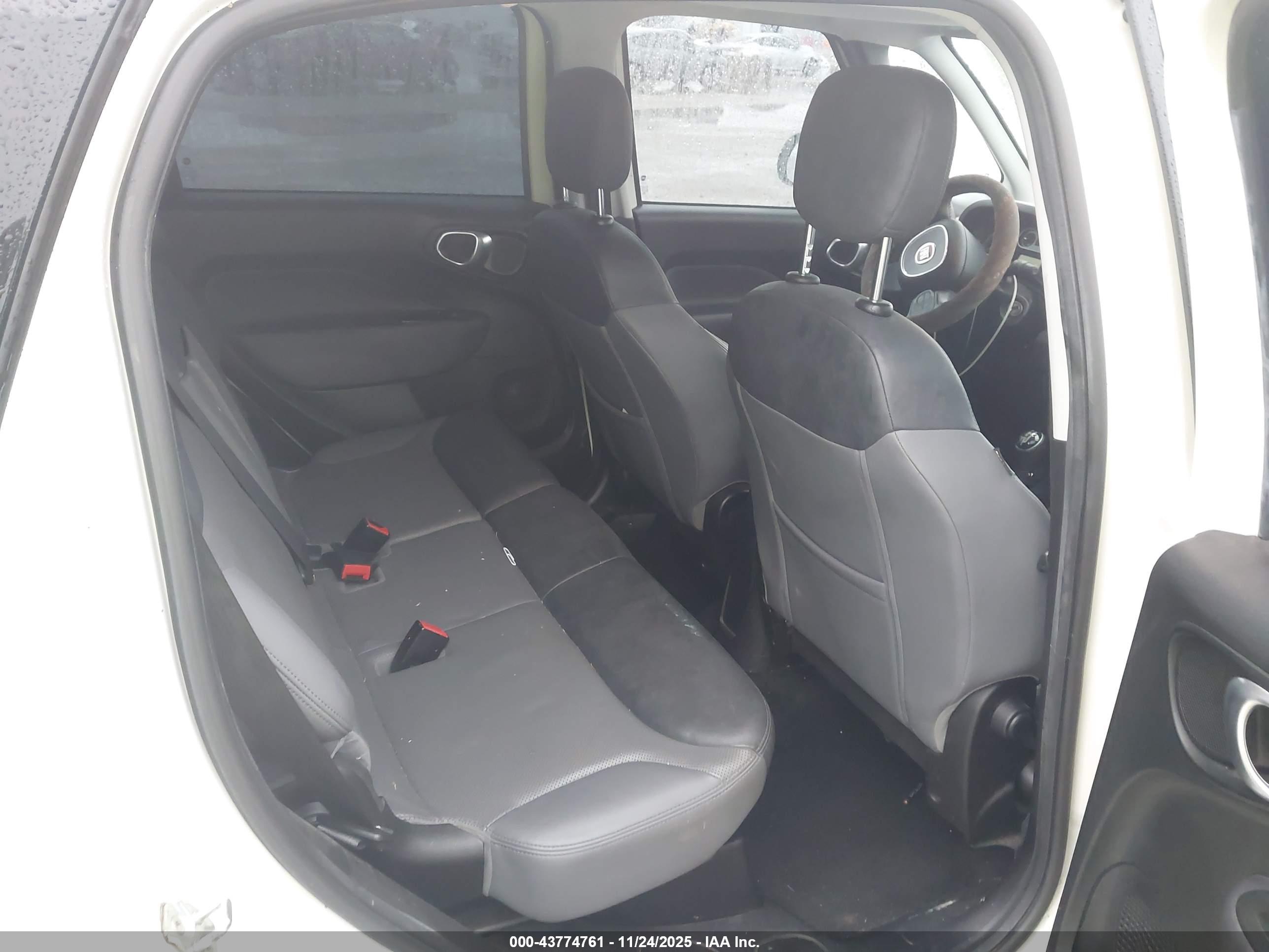 FIAT 500L image 8