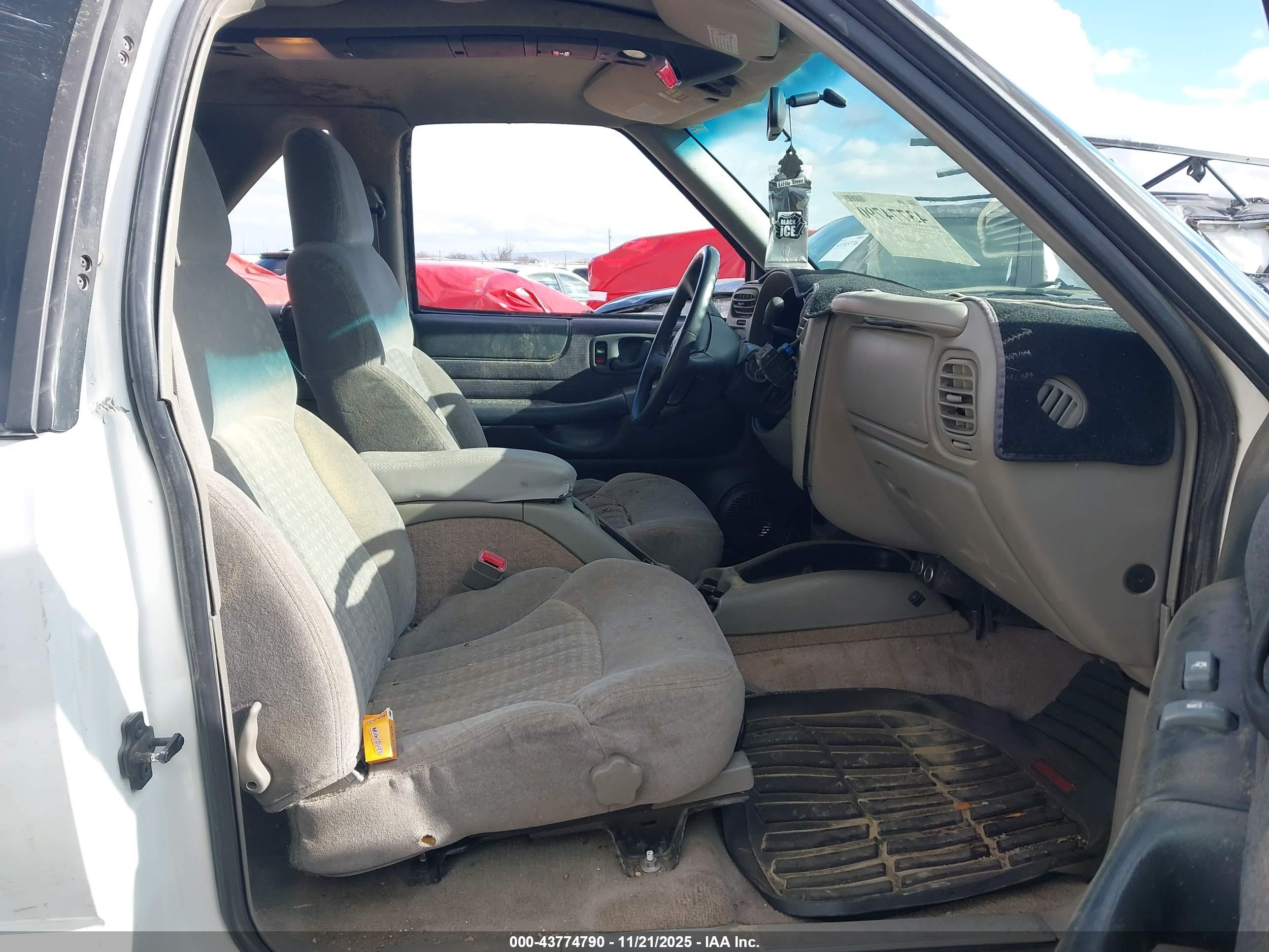 CHEVROLET BLAZER image 5