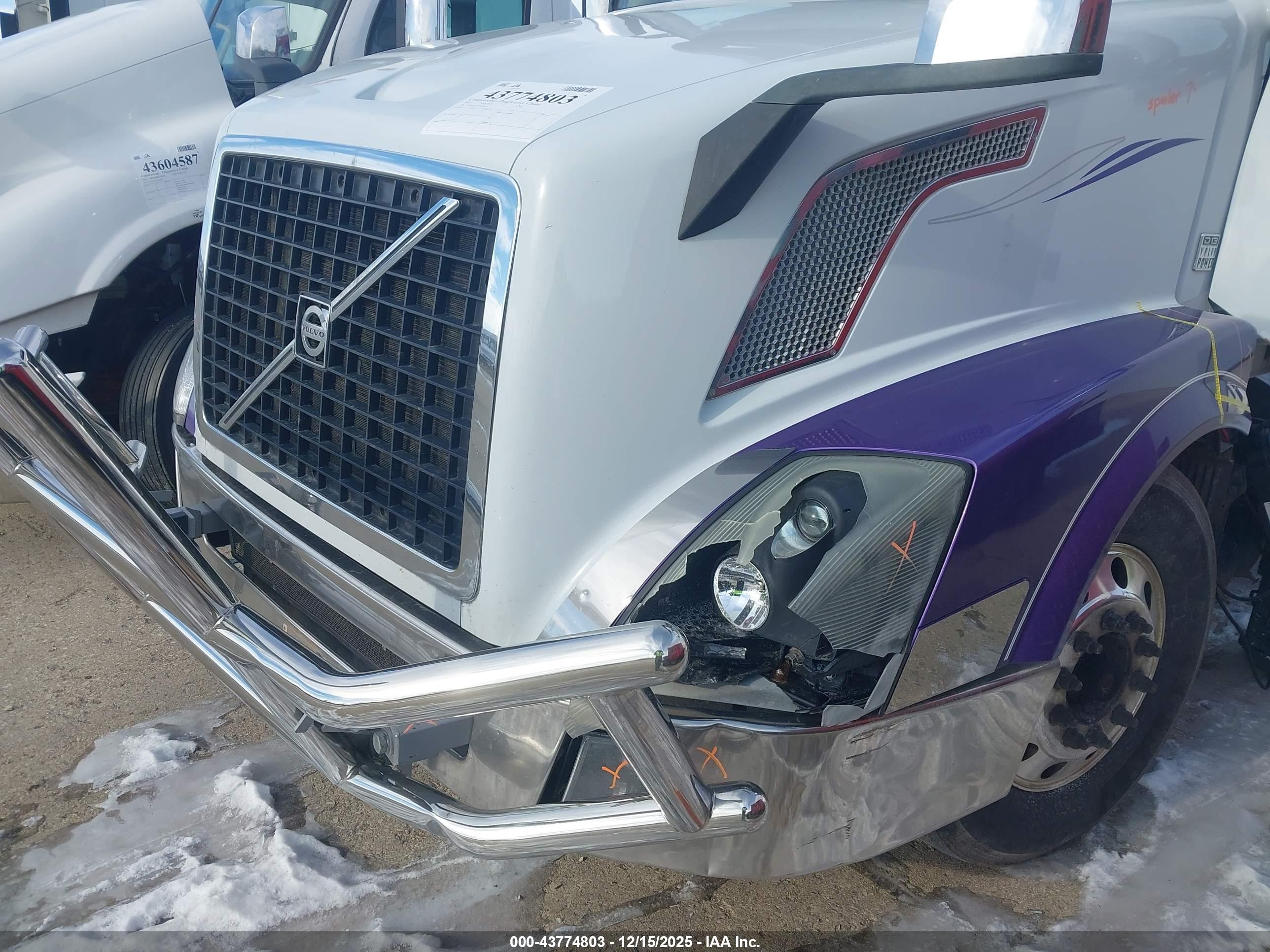 VOLVO VNL image 10