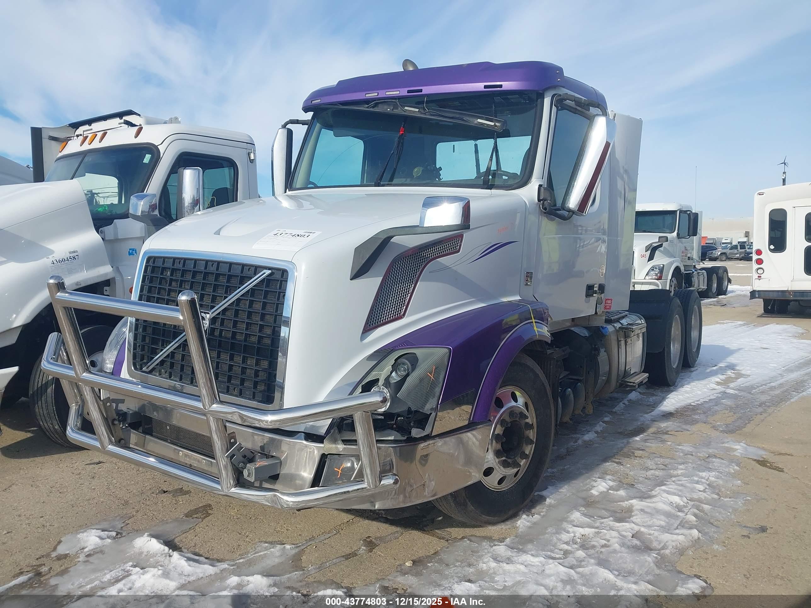 VOLVO VNL image 2