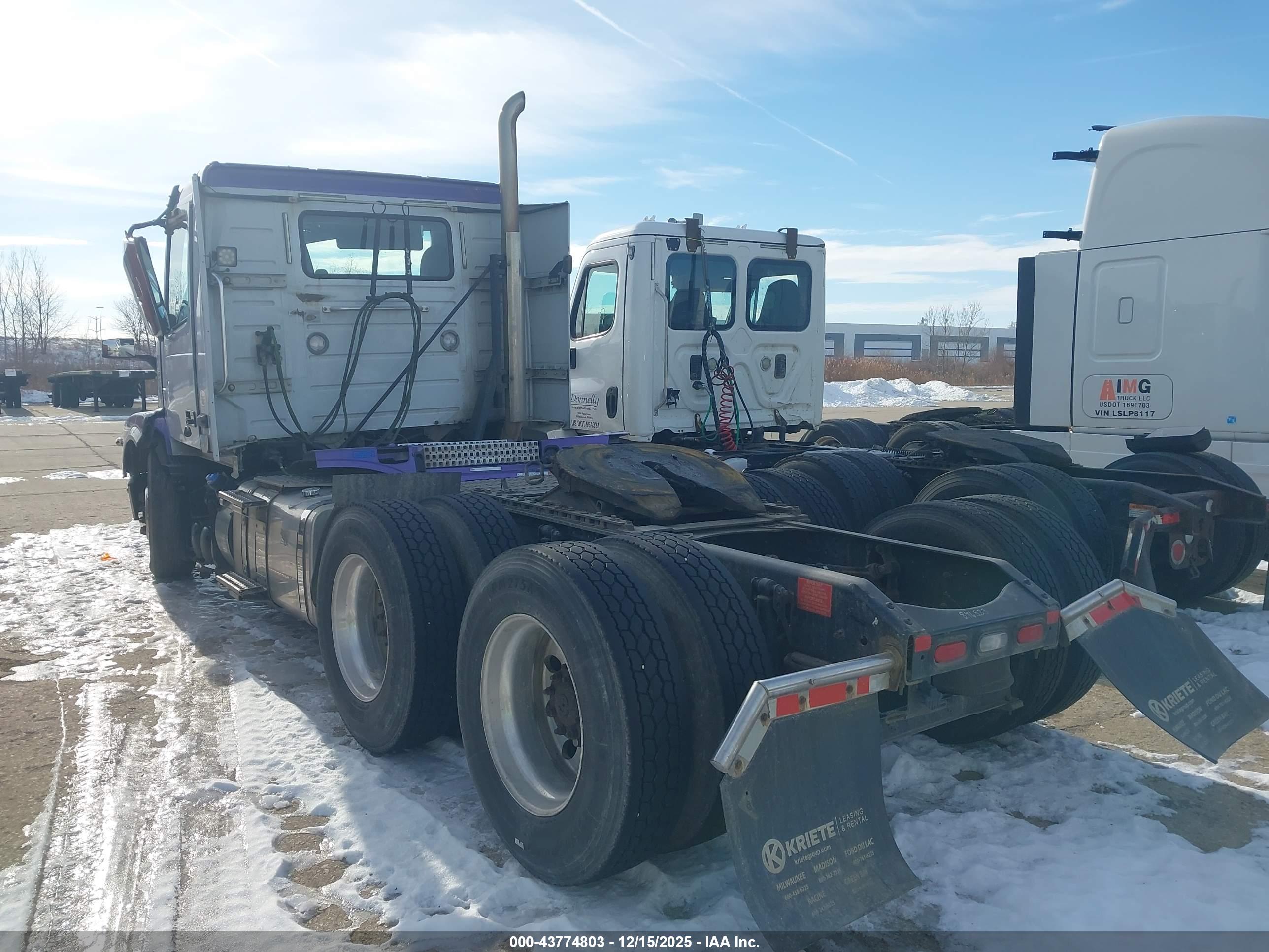 VOLVO VNL image 3