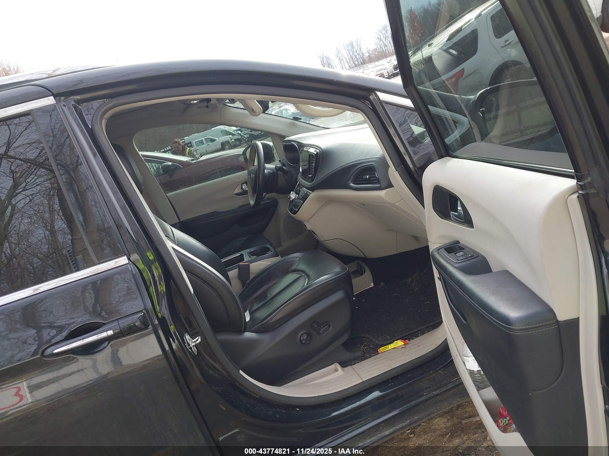 CHRYSLER PACIFICA image 5