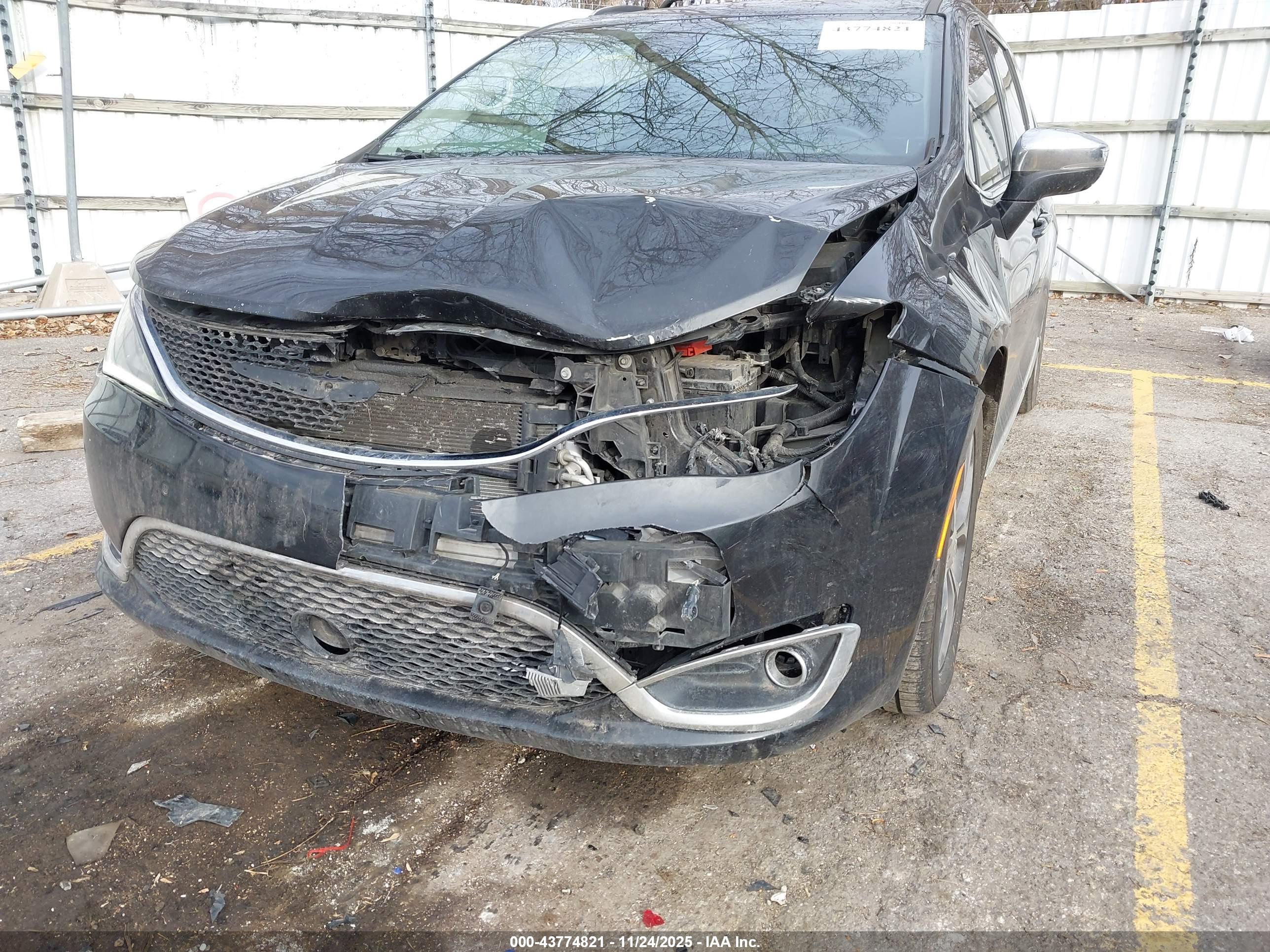 CHRYSLER PACIFICA image 6