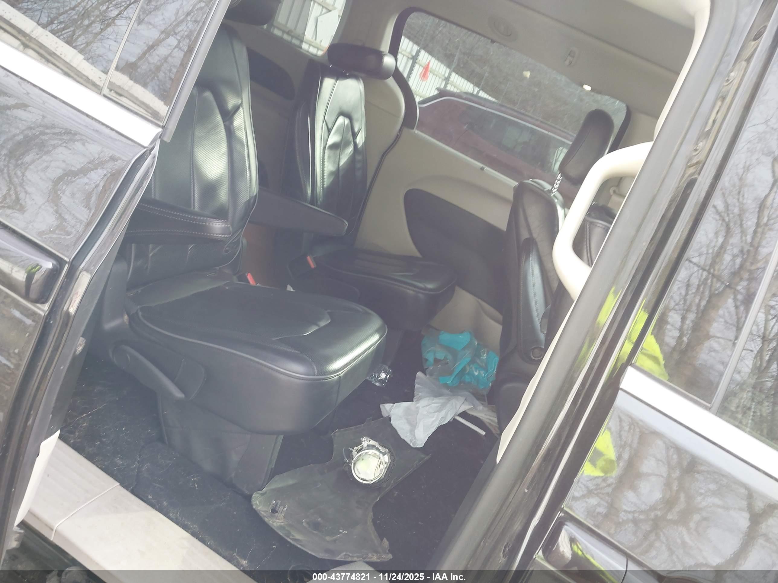 CHRYSLER PACIFICA image 8