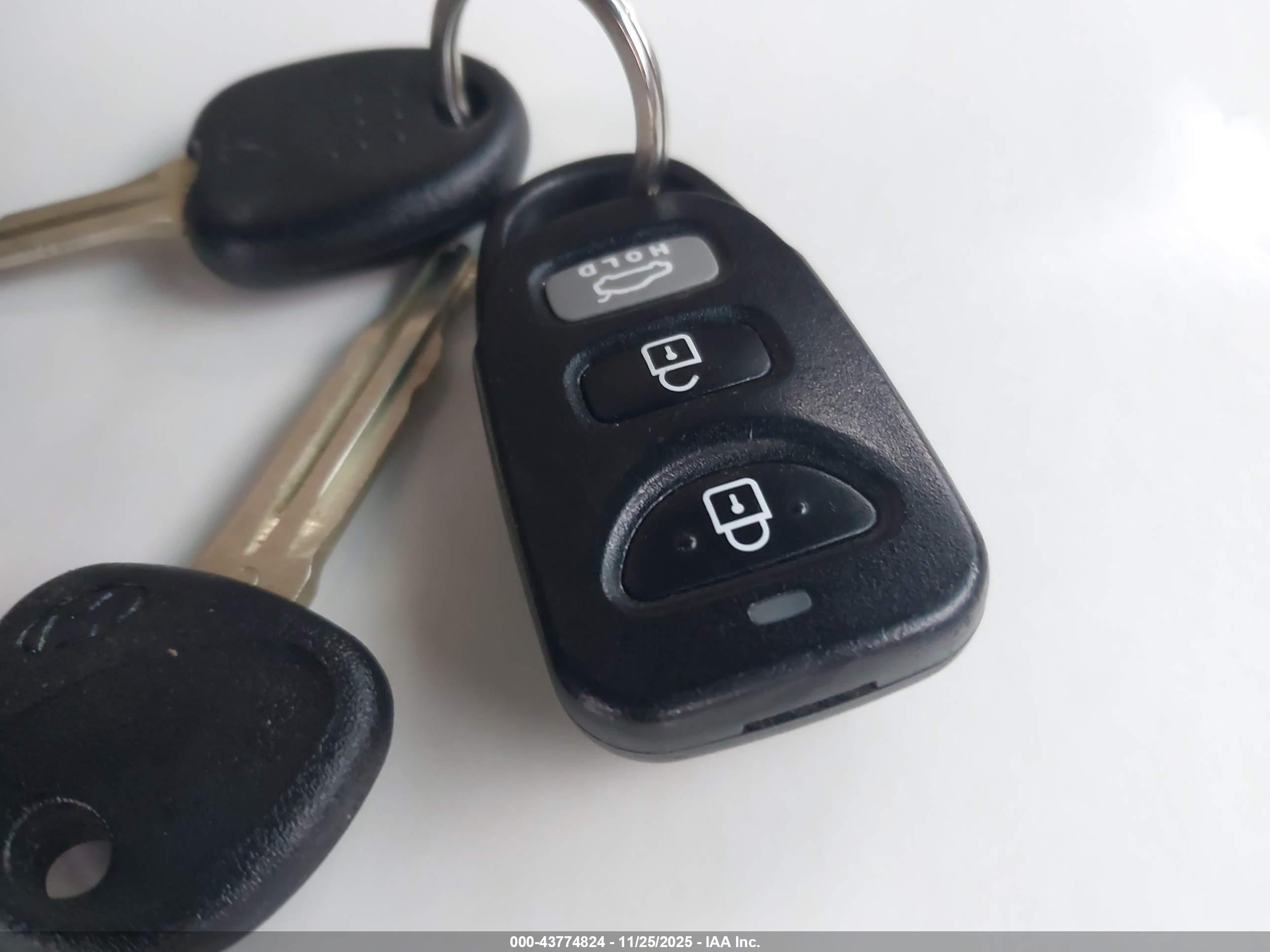 HYUNDAI ELANTRA image 11