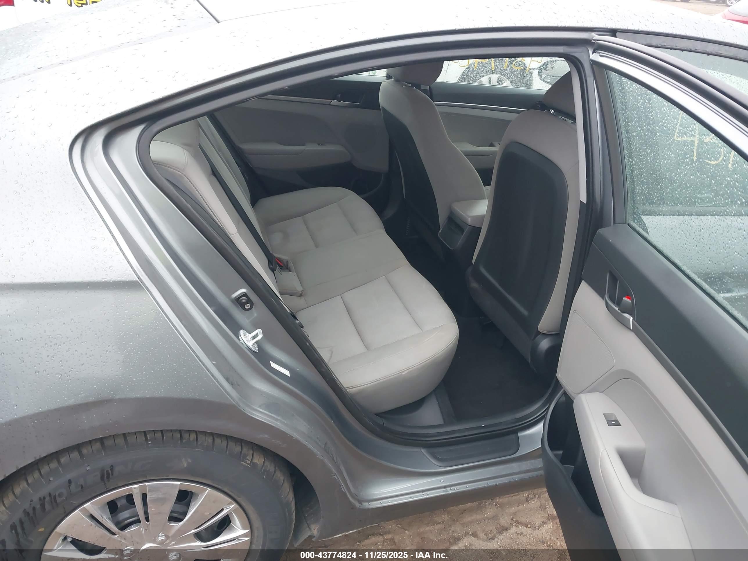 HYUNDAI ELANTRA image 8