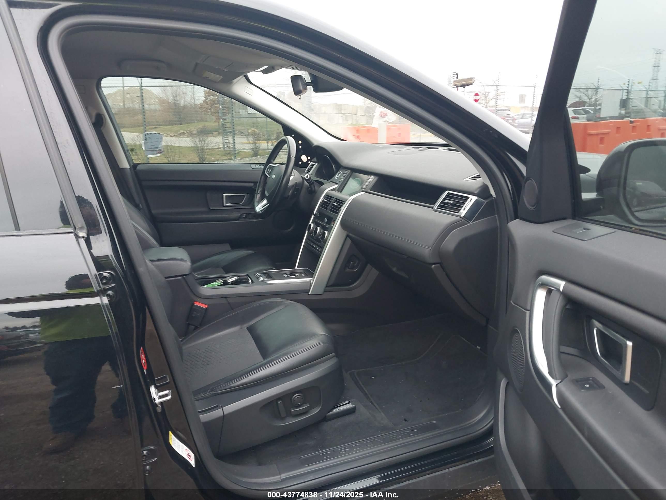 LAND ROVER image 5