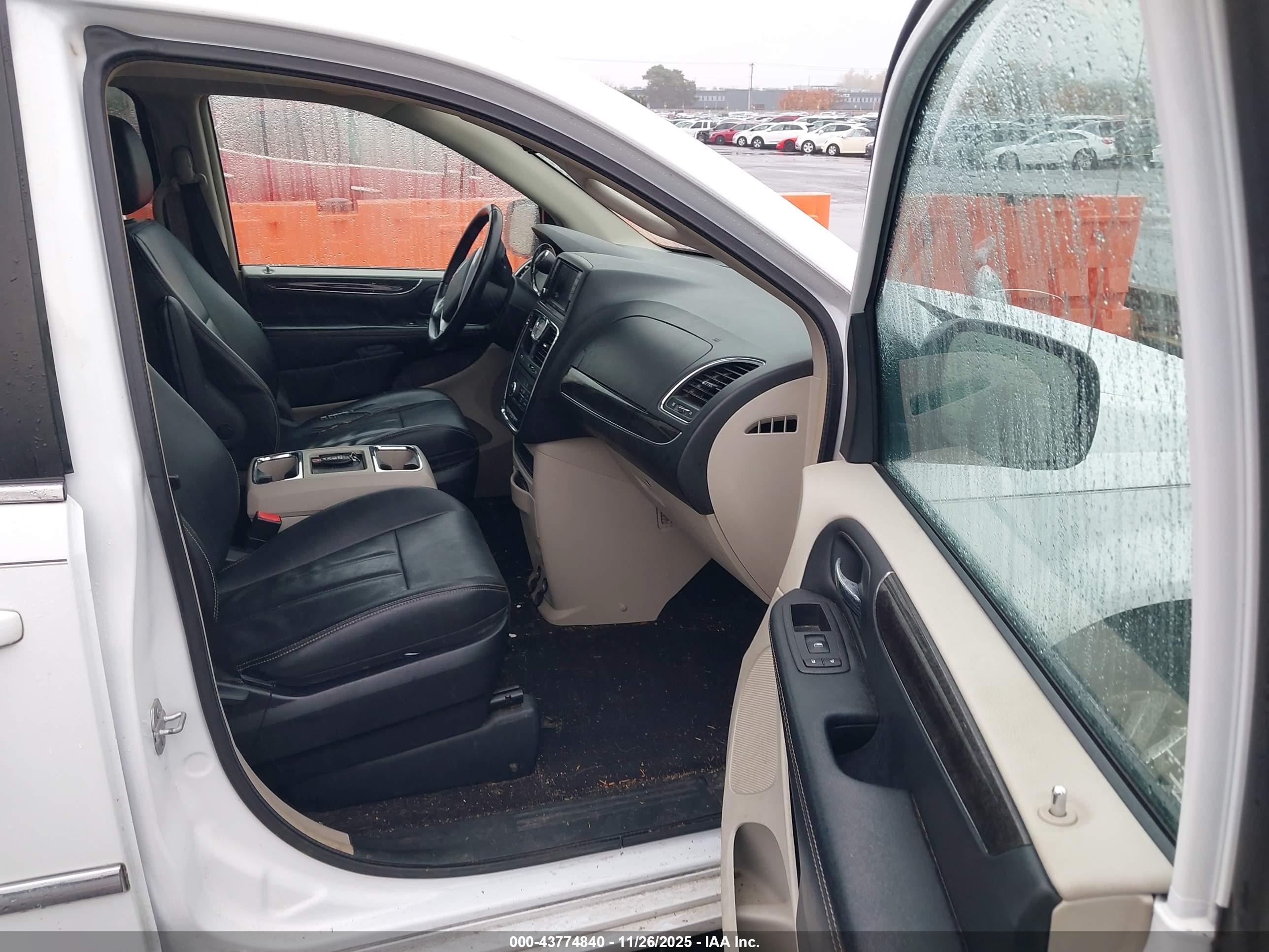 CHRYSLER TOWN image 5