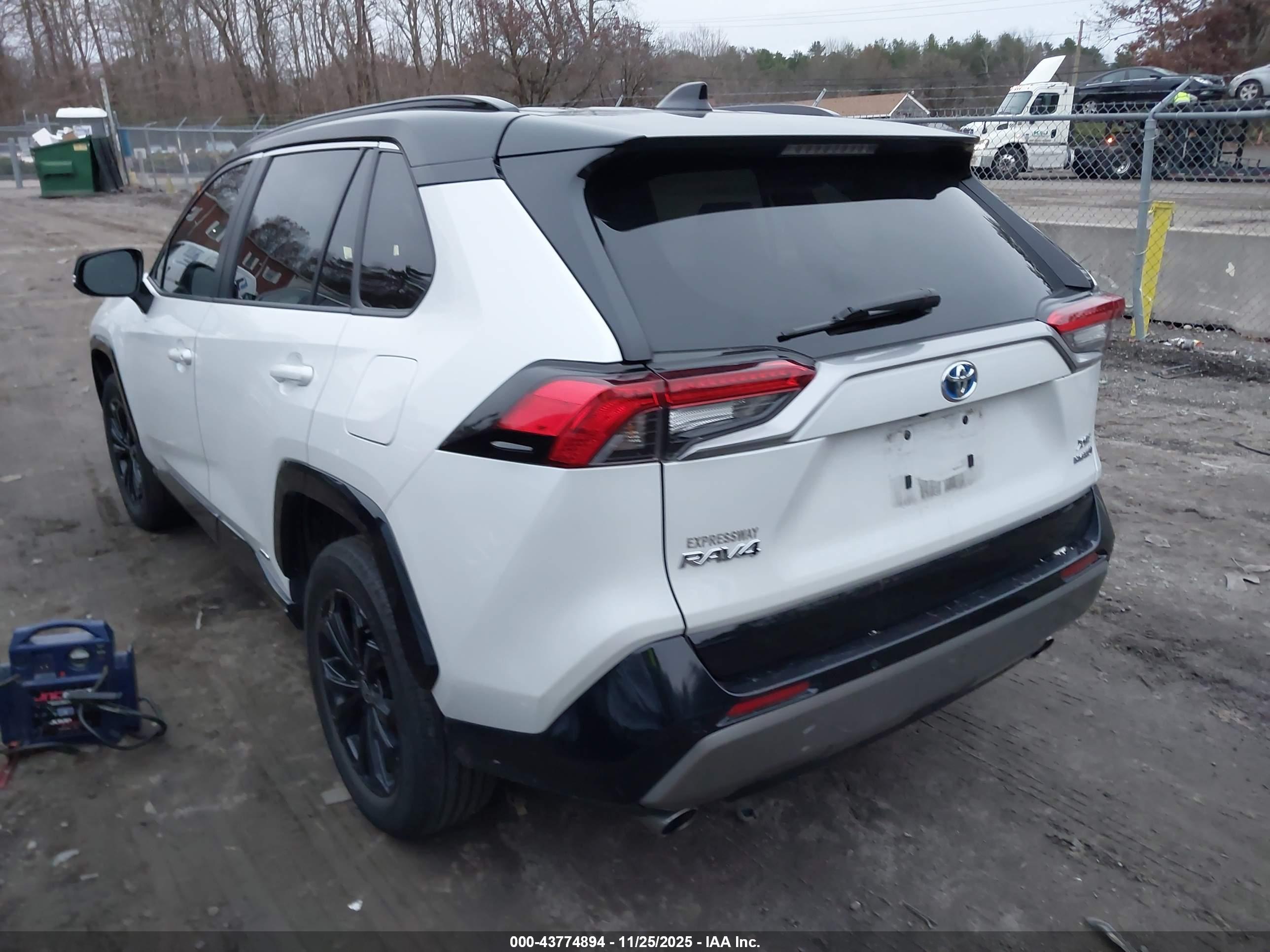 TOYOTA RAV4 image 3