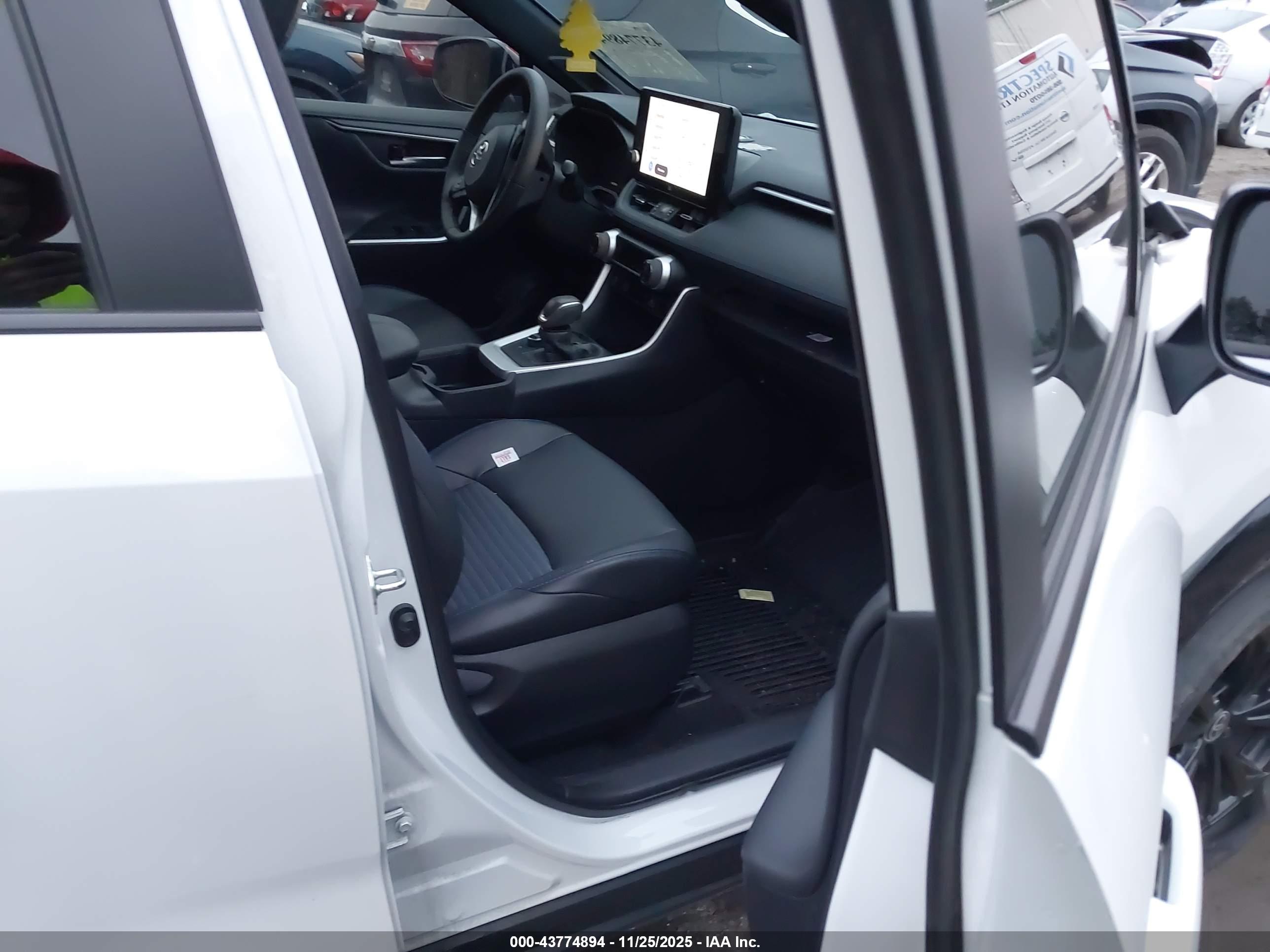 TOYOTA RAV4 image 5