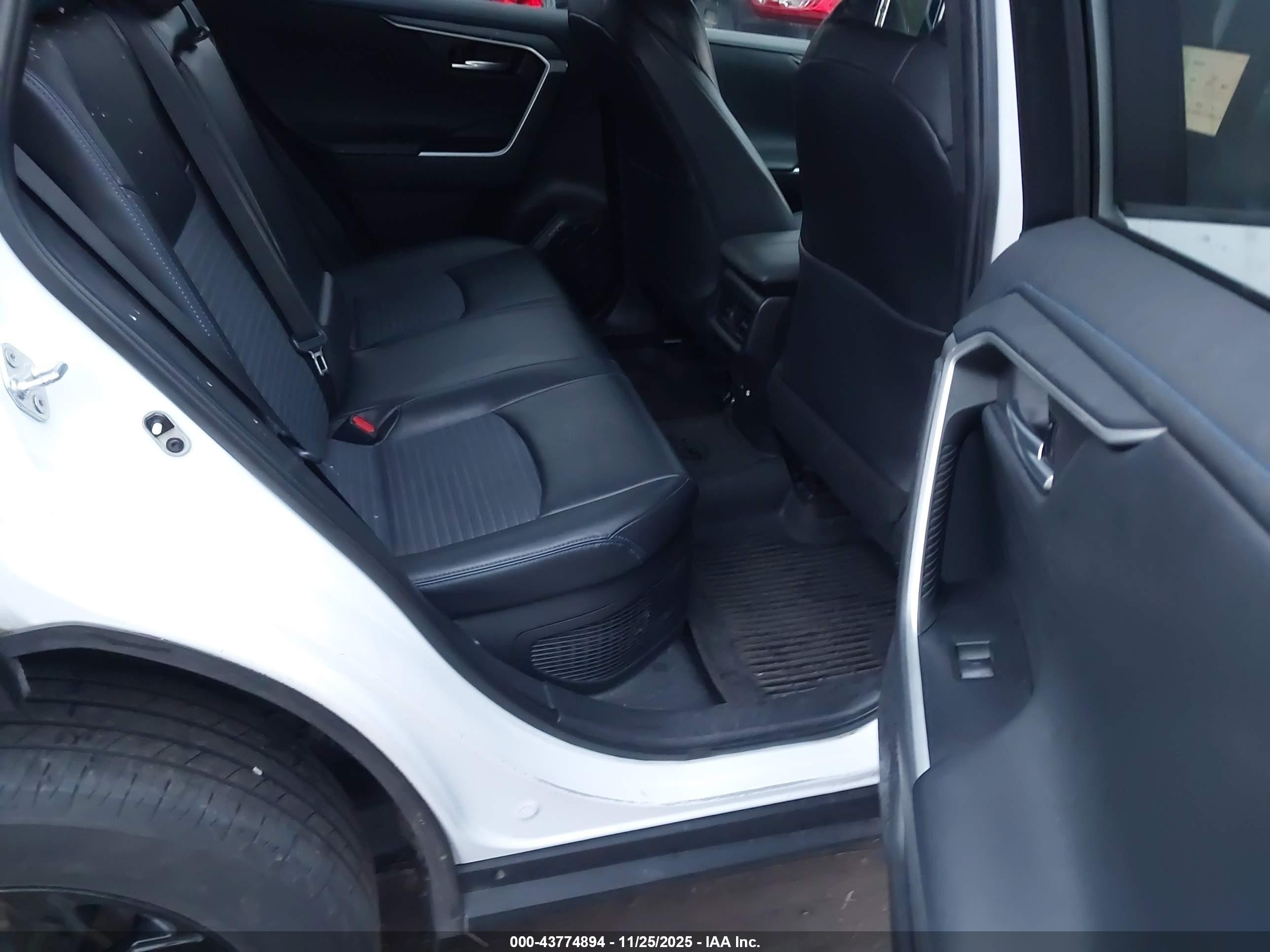 TOYOTA RAV4 image 8