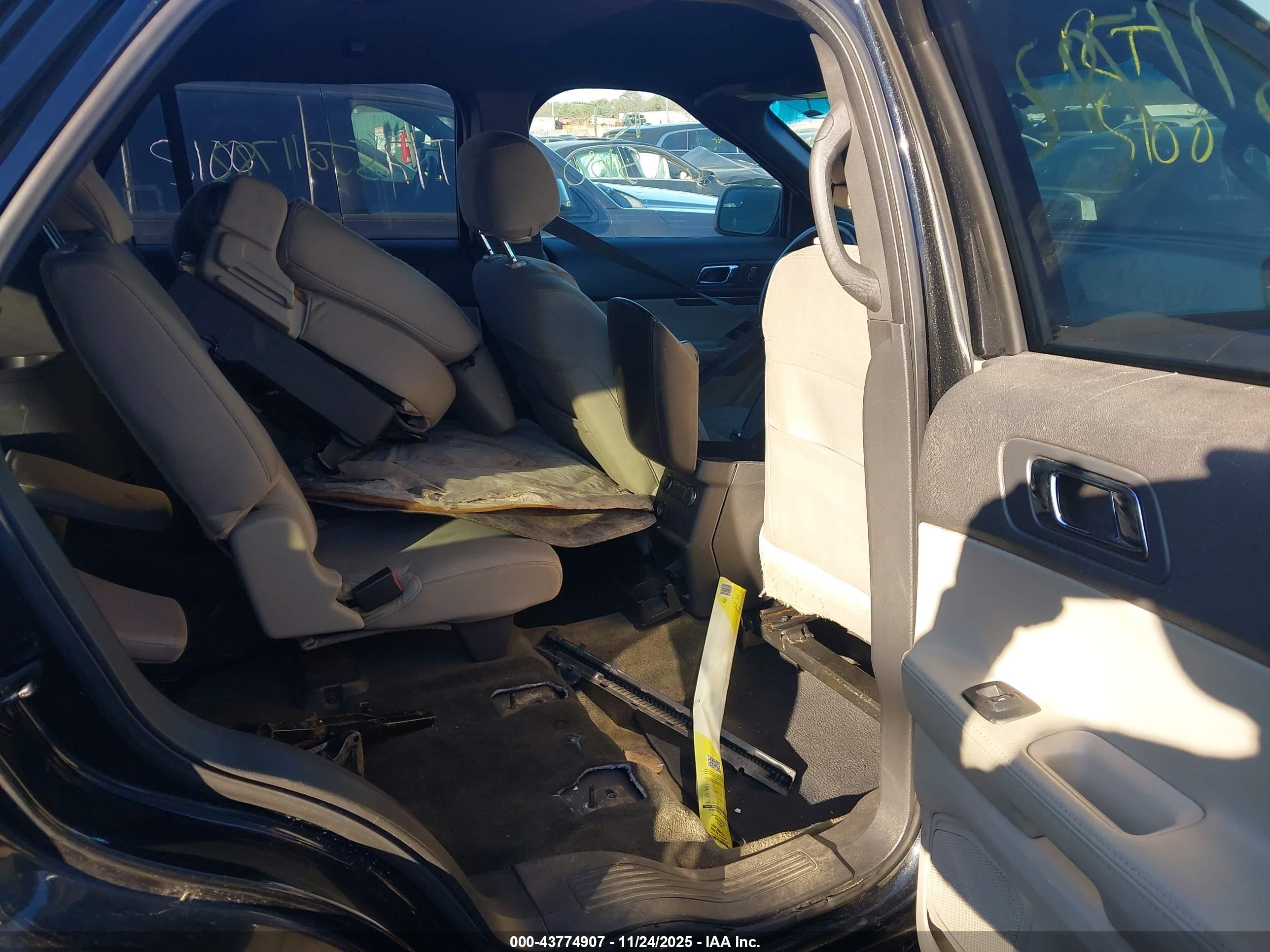 FORD EXPLORER image 8
