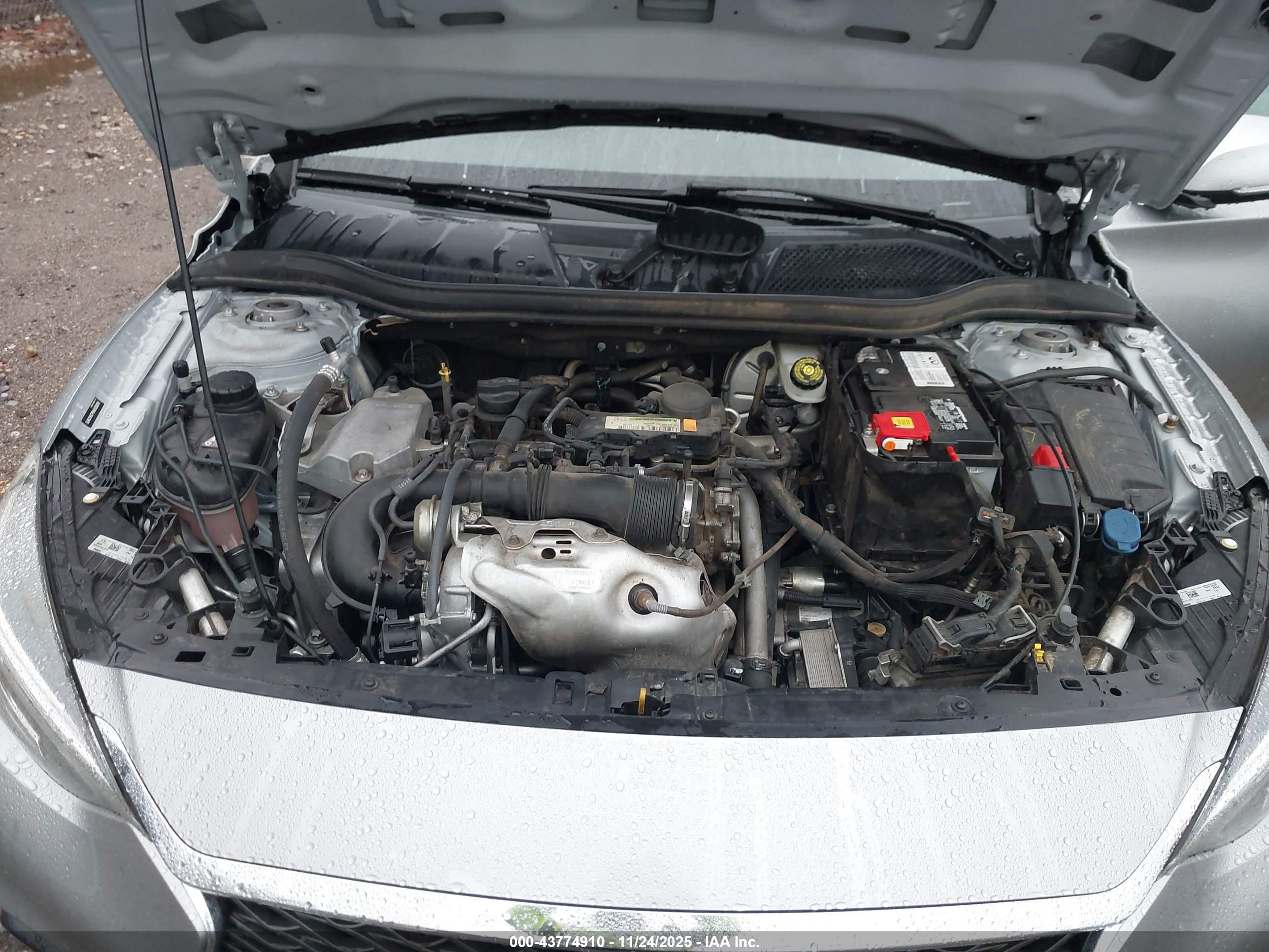 INFINITI QX30 image 10