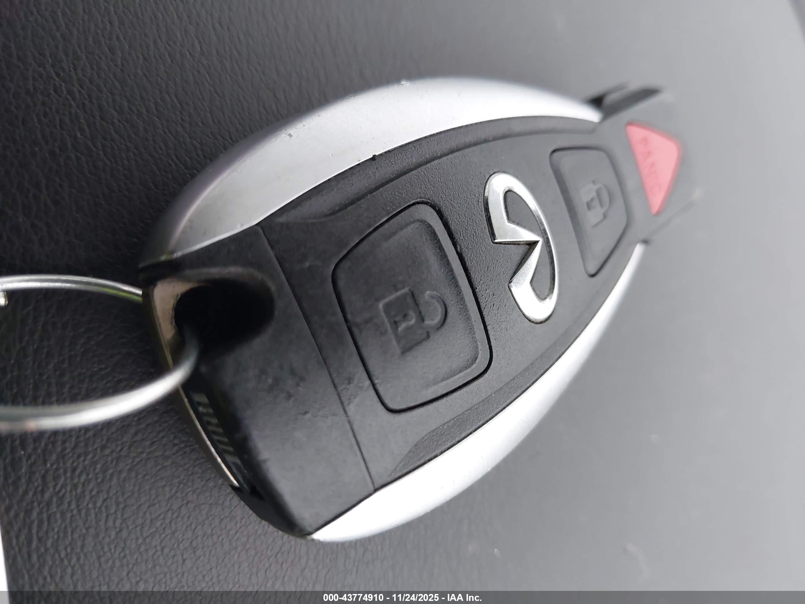 INFINITI QX30 image 11
