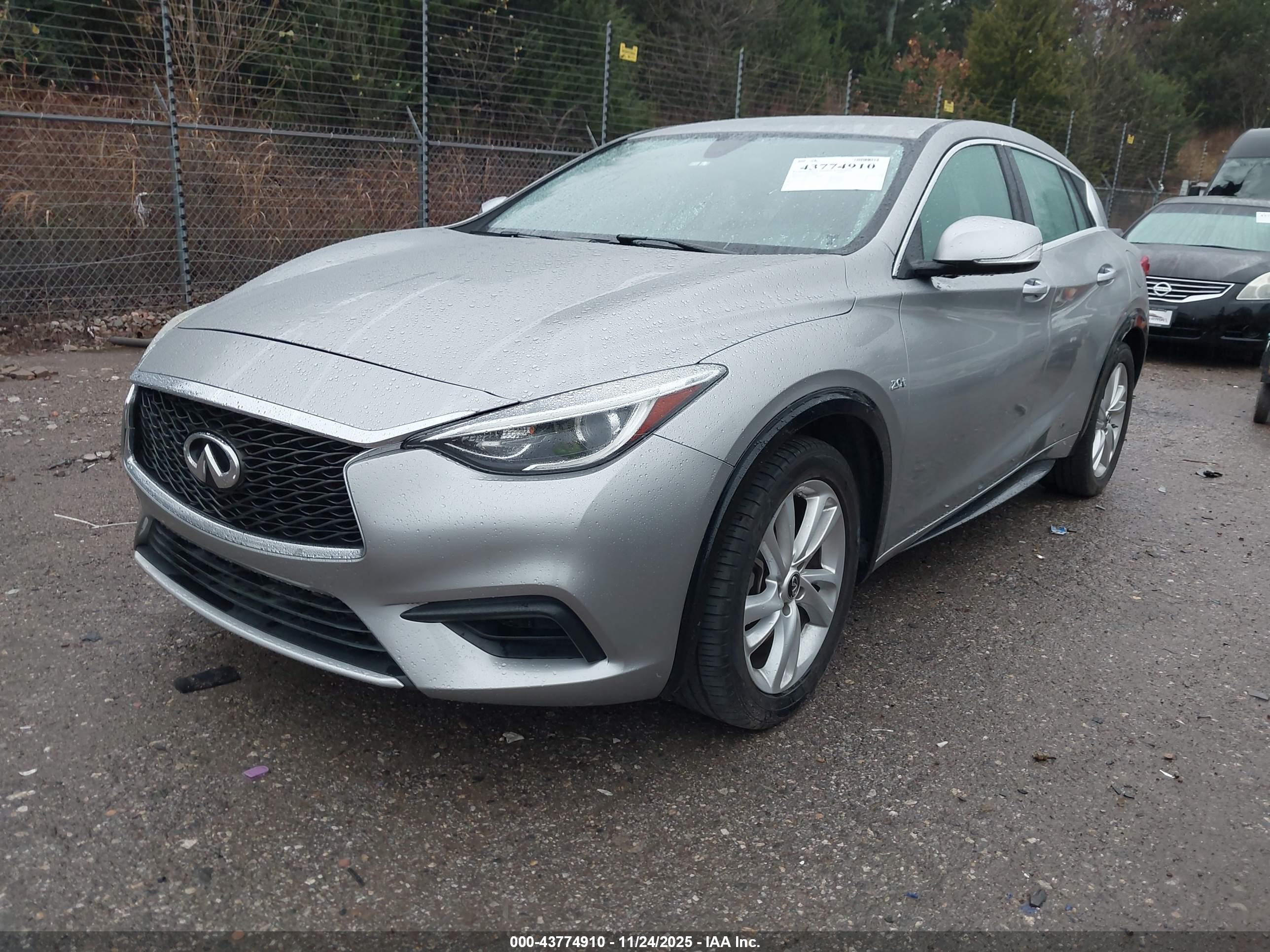 INFINITI QX30 image 2