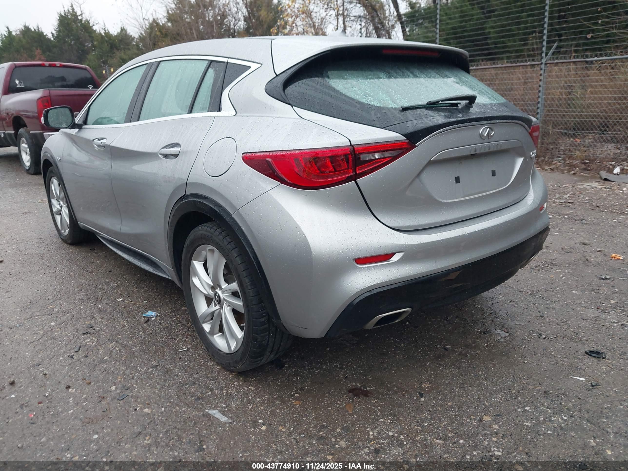 INFINITI QX30 image 3