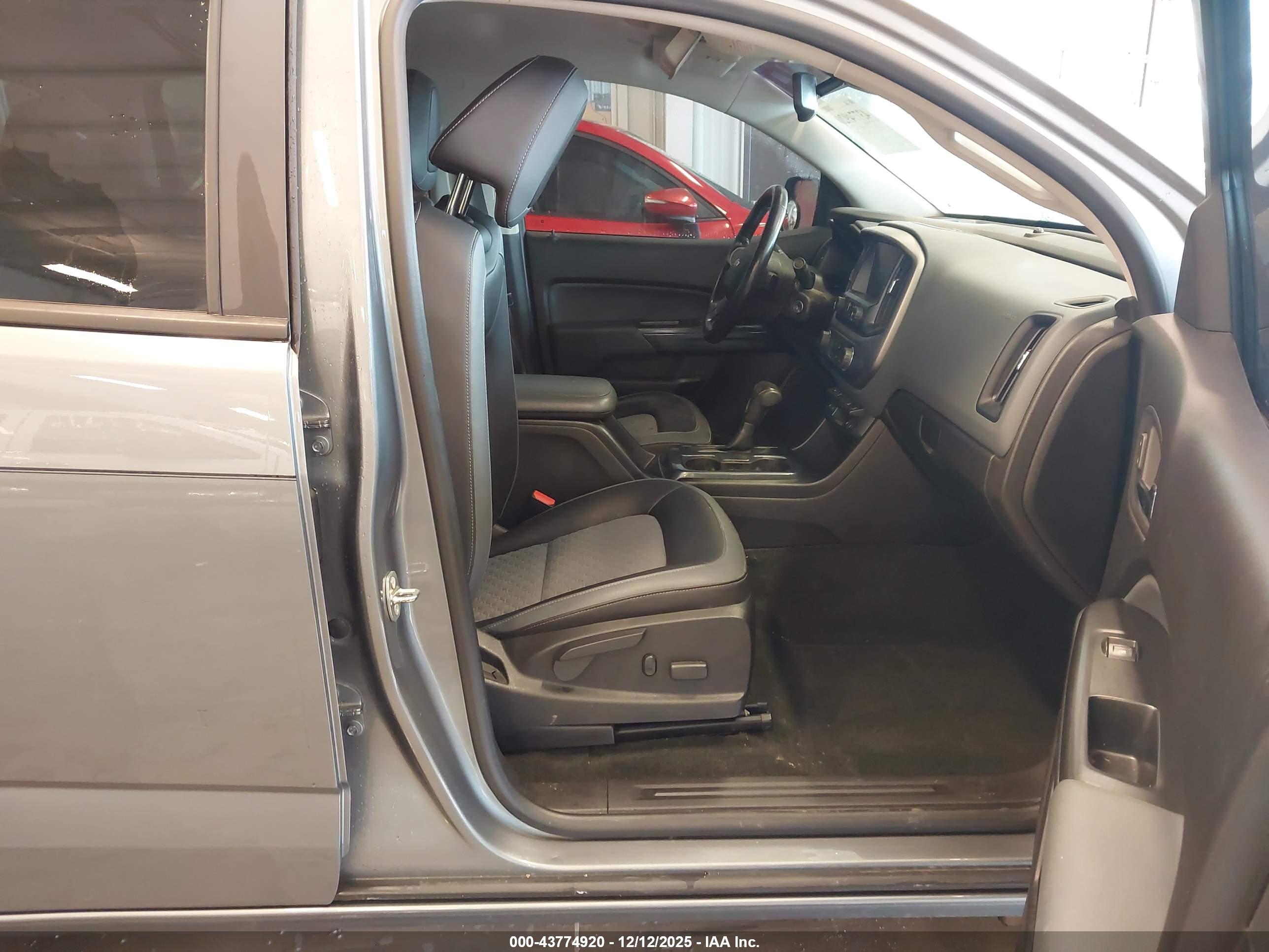 CHEVROLET COLORADO image 5