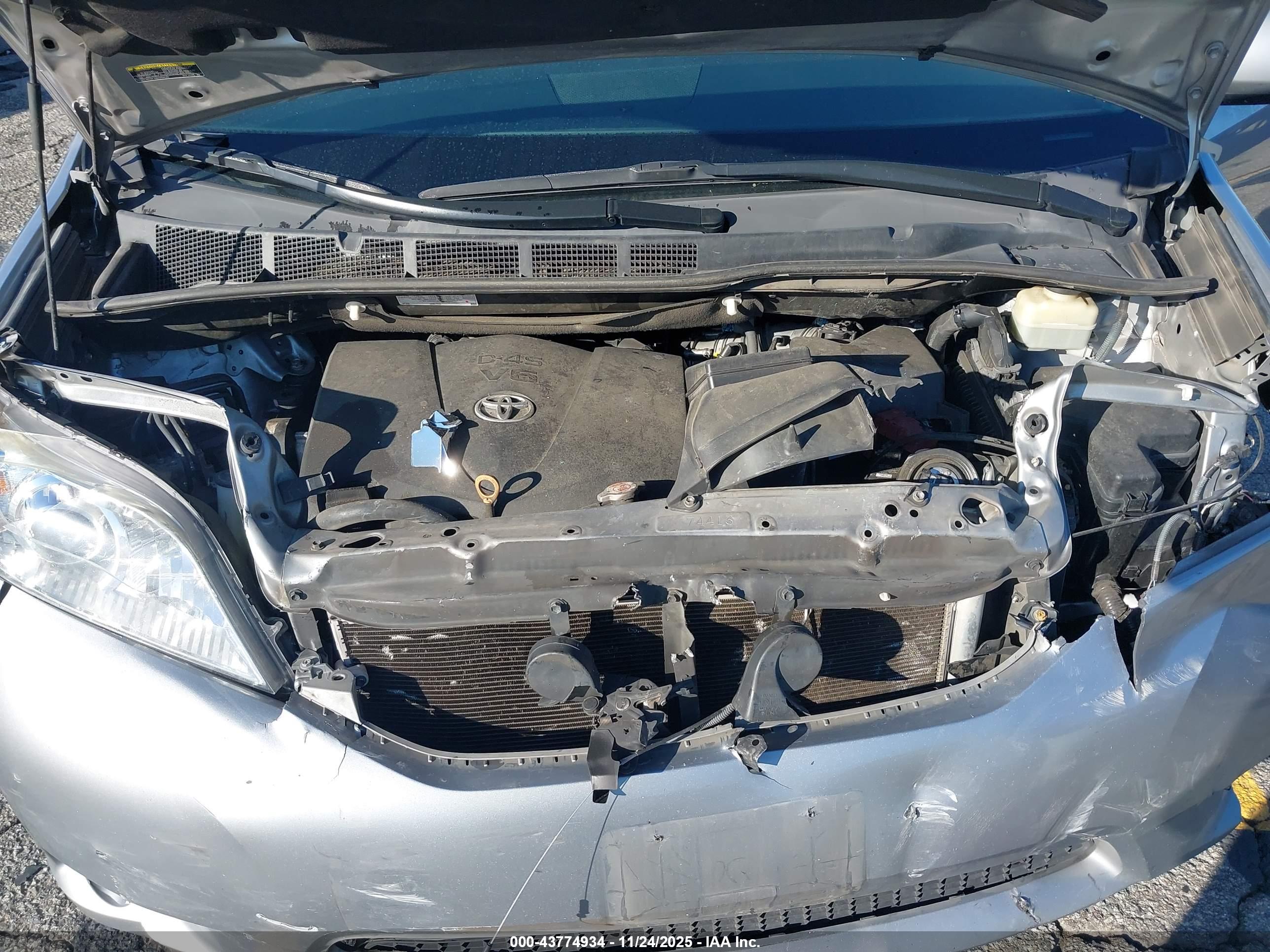 TOYOTA SIENNA image 10