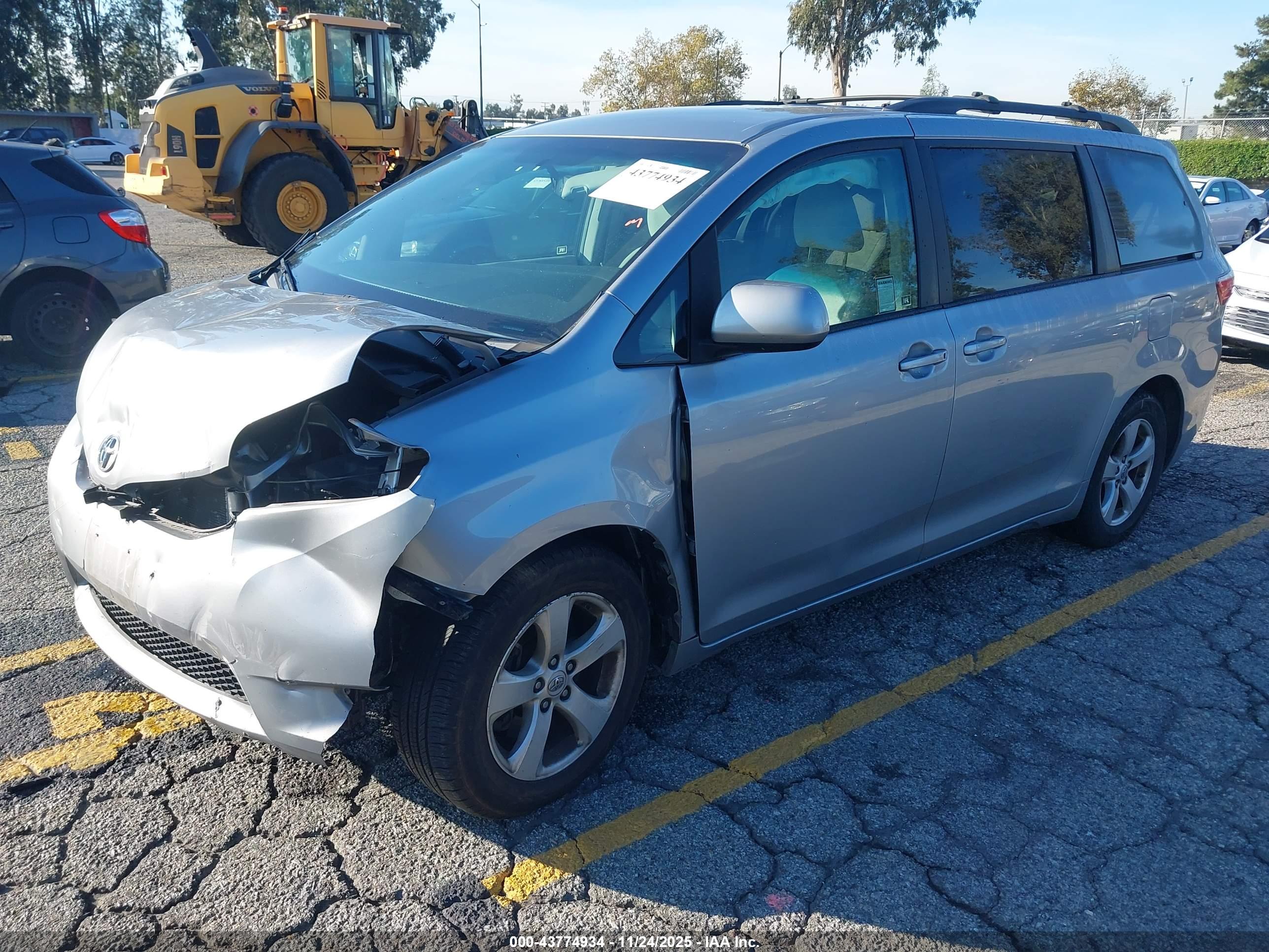 TOYOTA SIENNA image 2