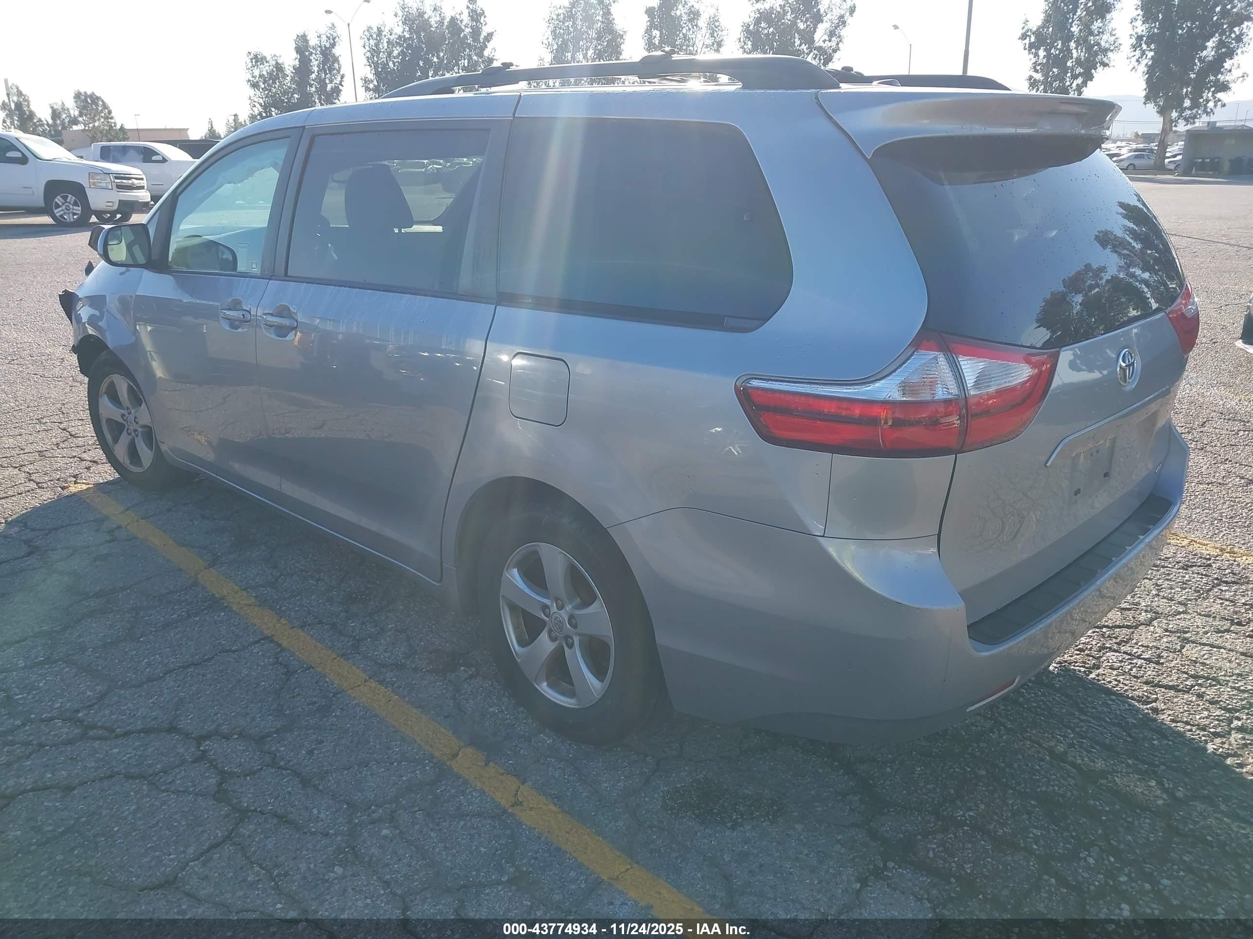 TOYOTA SIENNA image 3