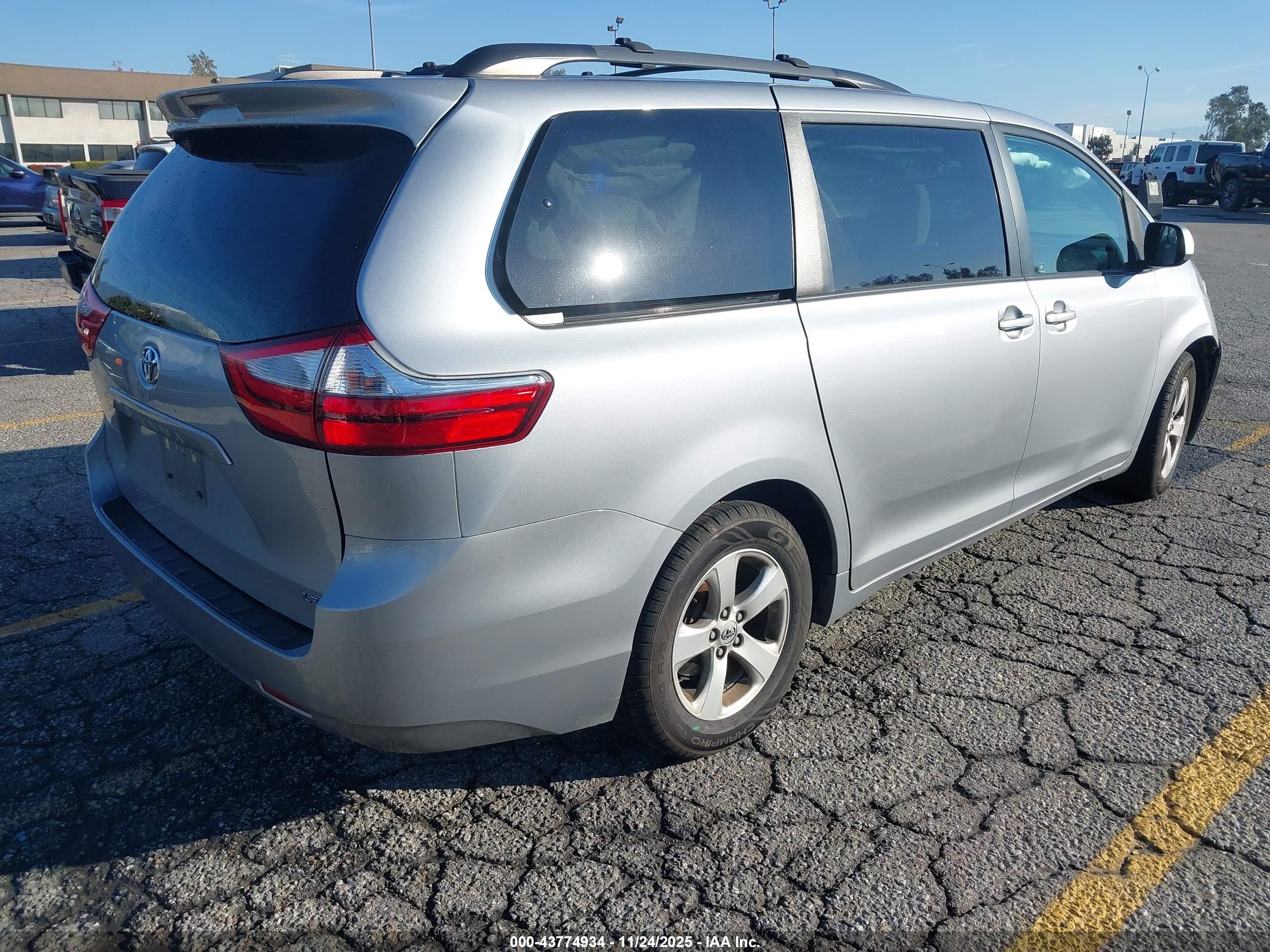 TOYOTA SIENNA image 4
