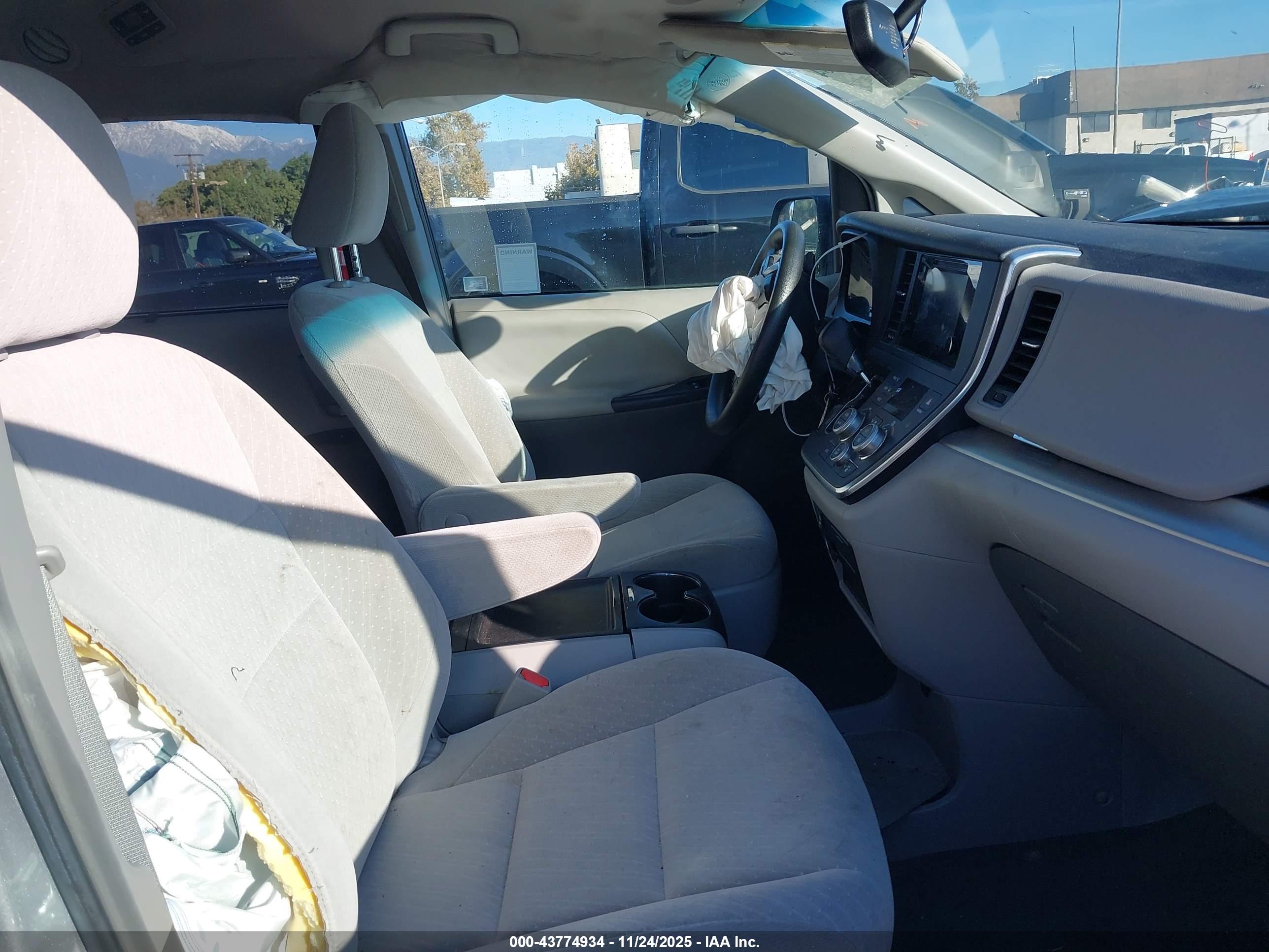 TOYOTA SIENNA image 5