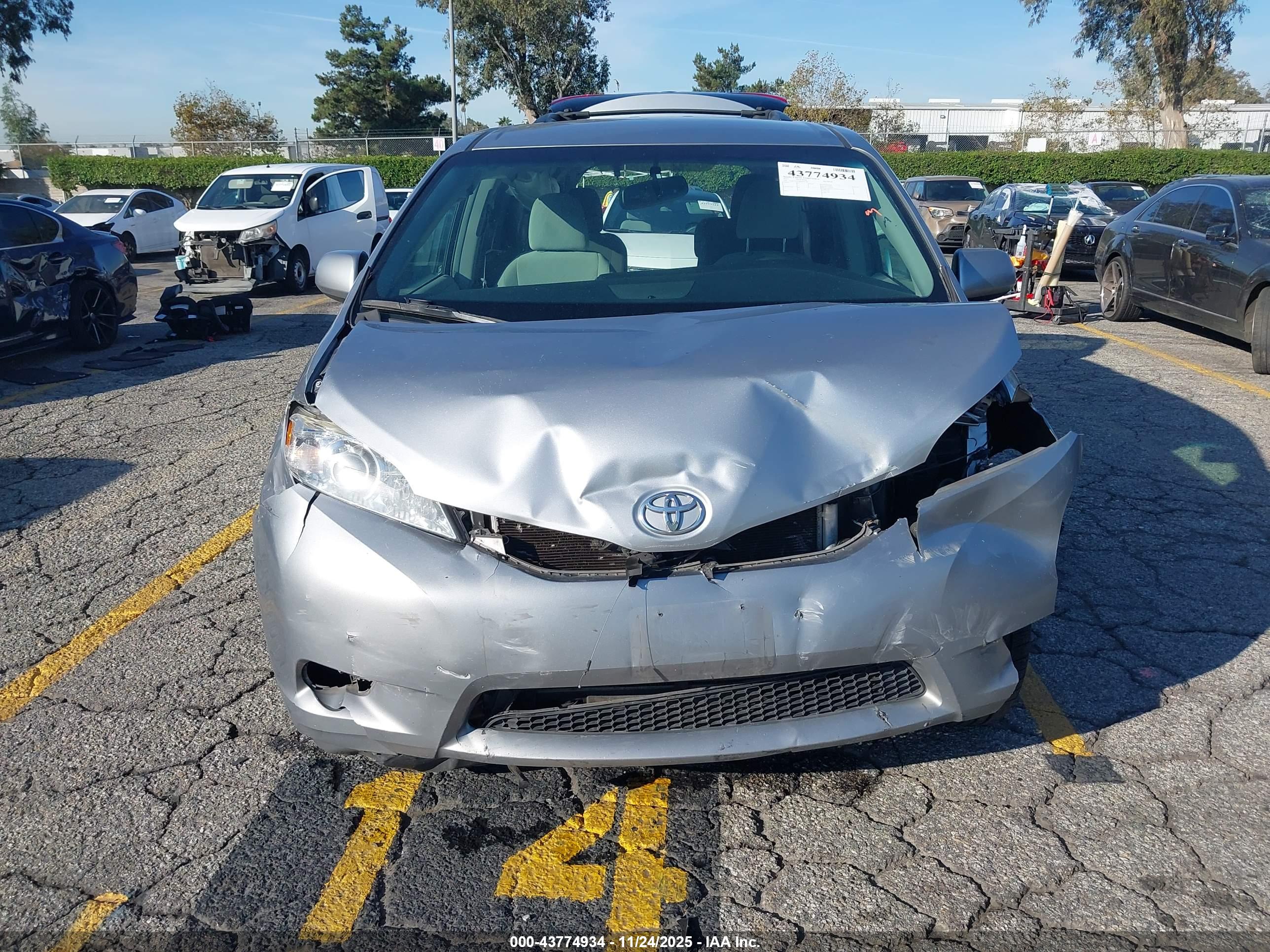 TOYOTA SIENNA image 6