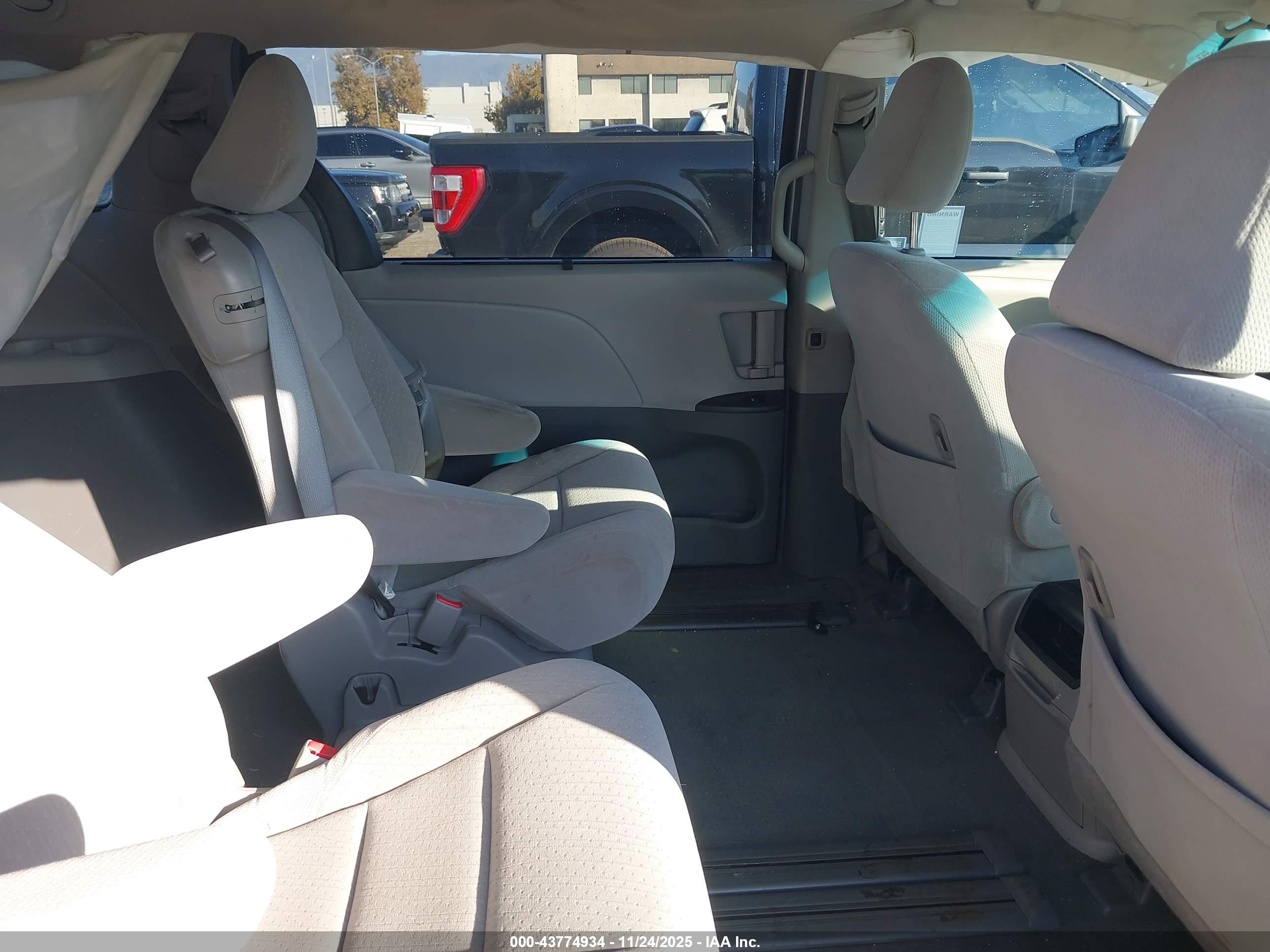 TOYOTA SIENNA image 8