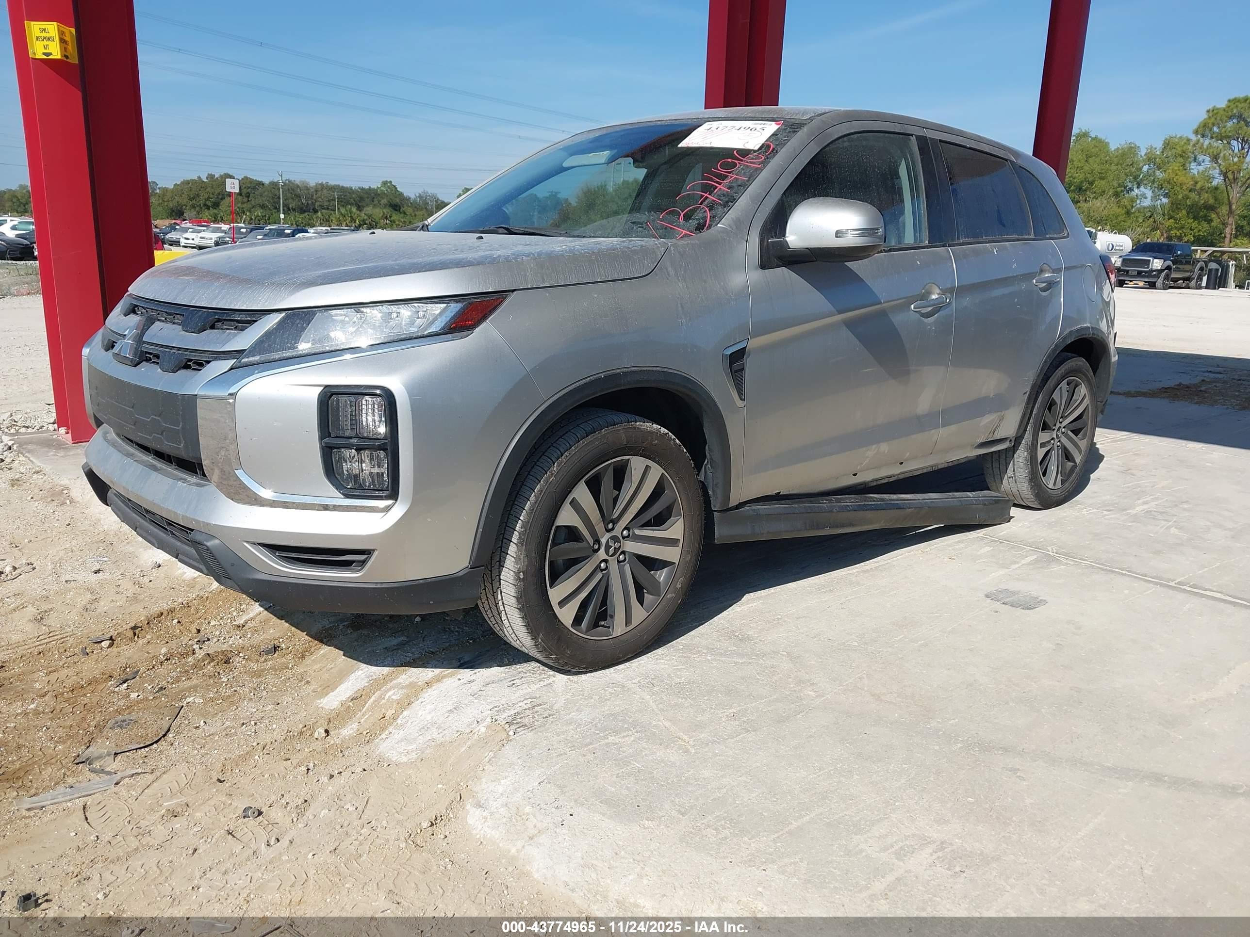 MITSUBISHI OUTLANDER image 2
