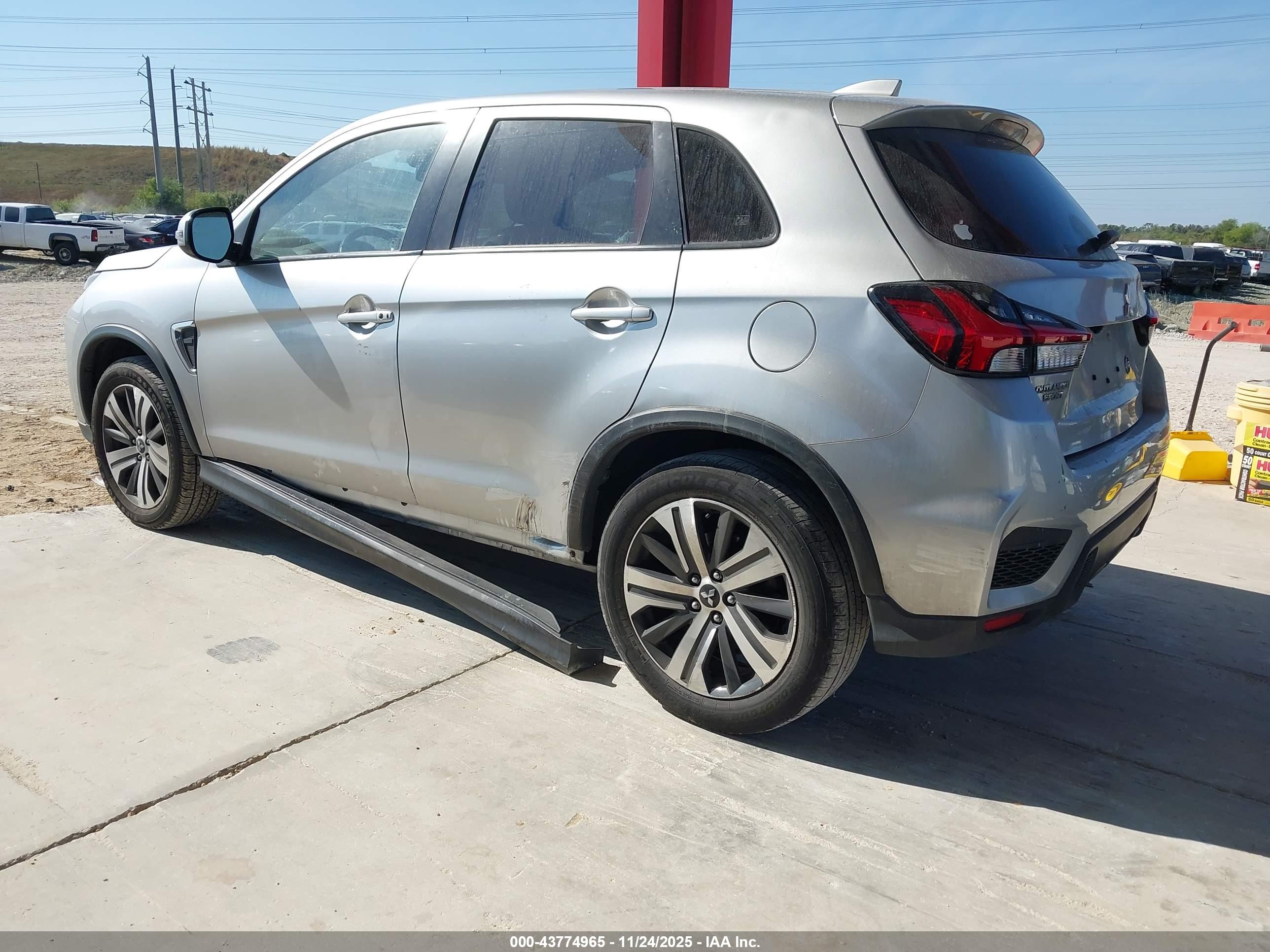 MITSUBISHI OUTLANDER image 3