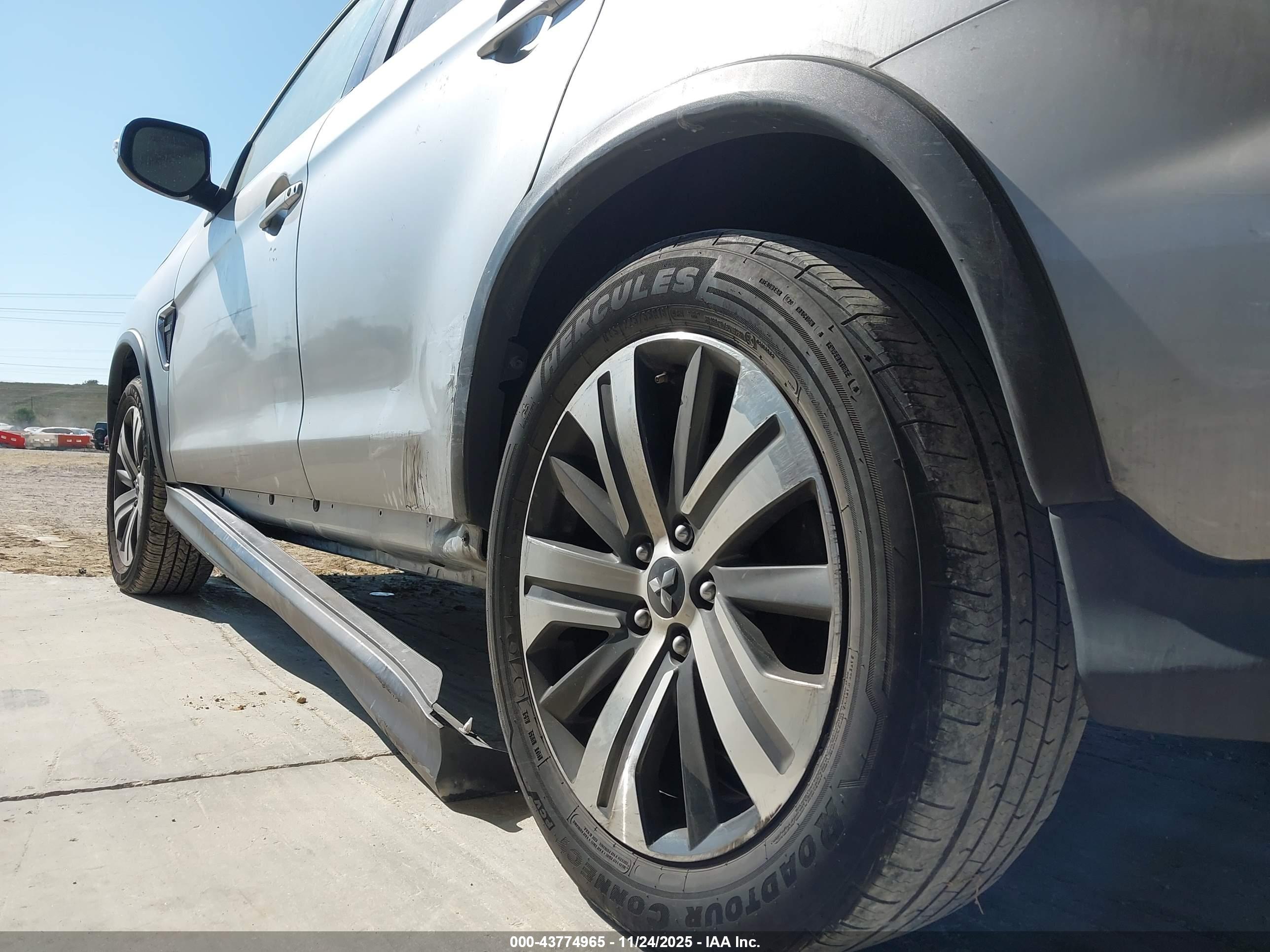 MITSUBISHI OUTLANDER image 6