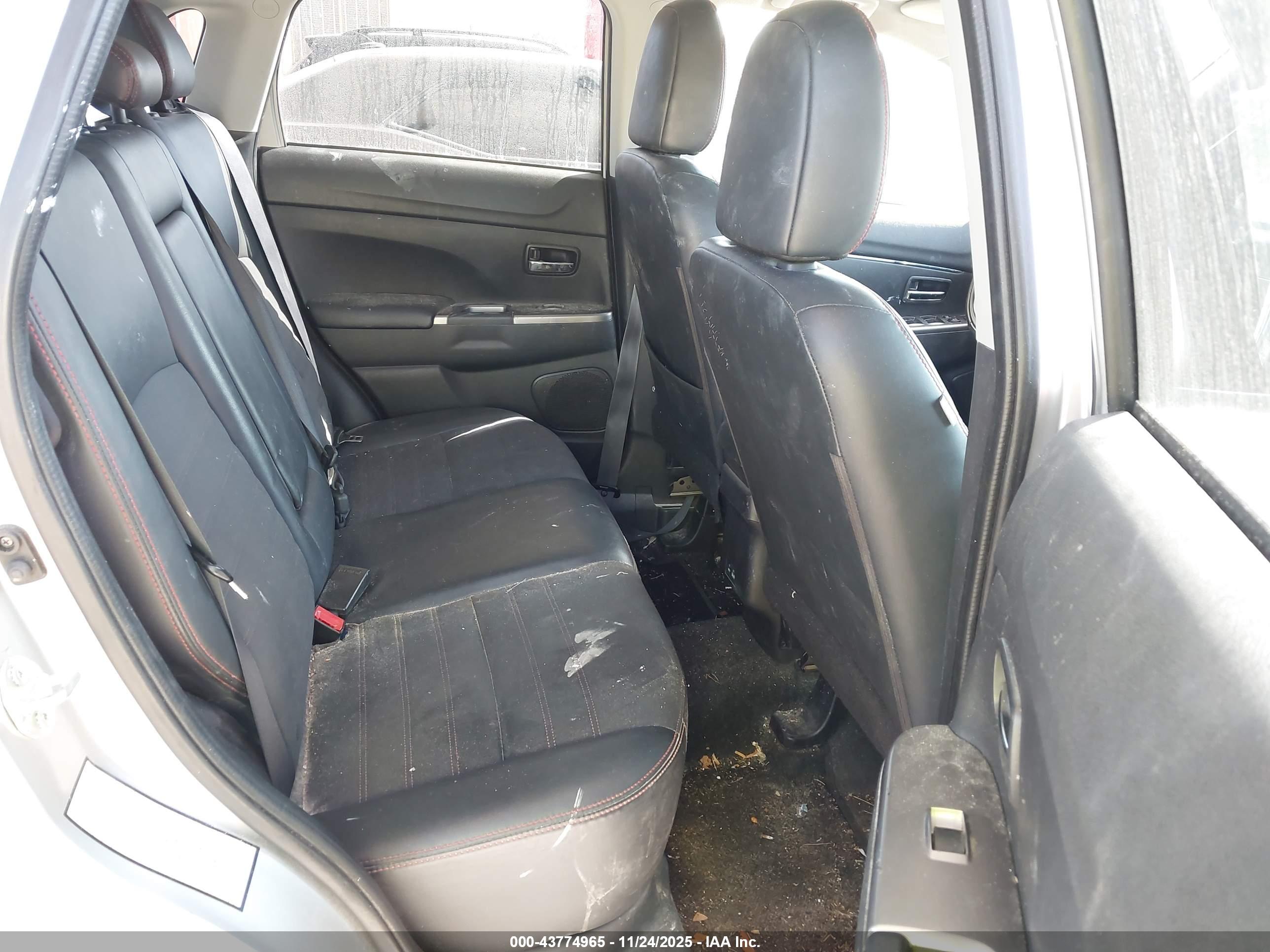 MITSUBISHI OUTLANDER image 8