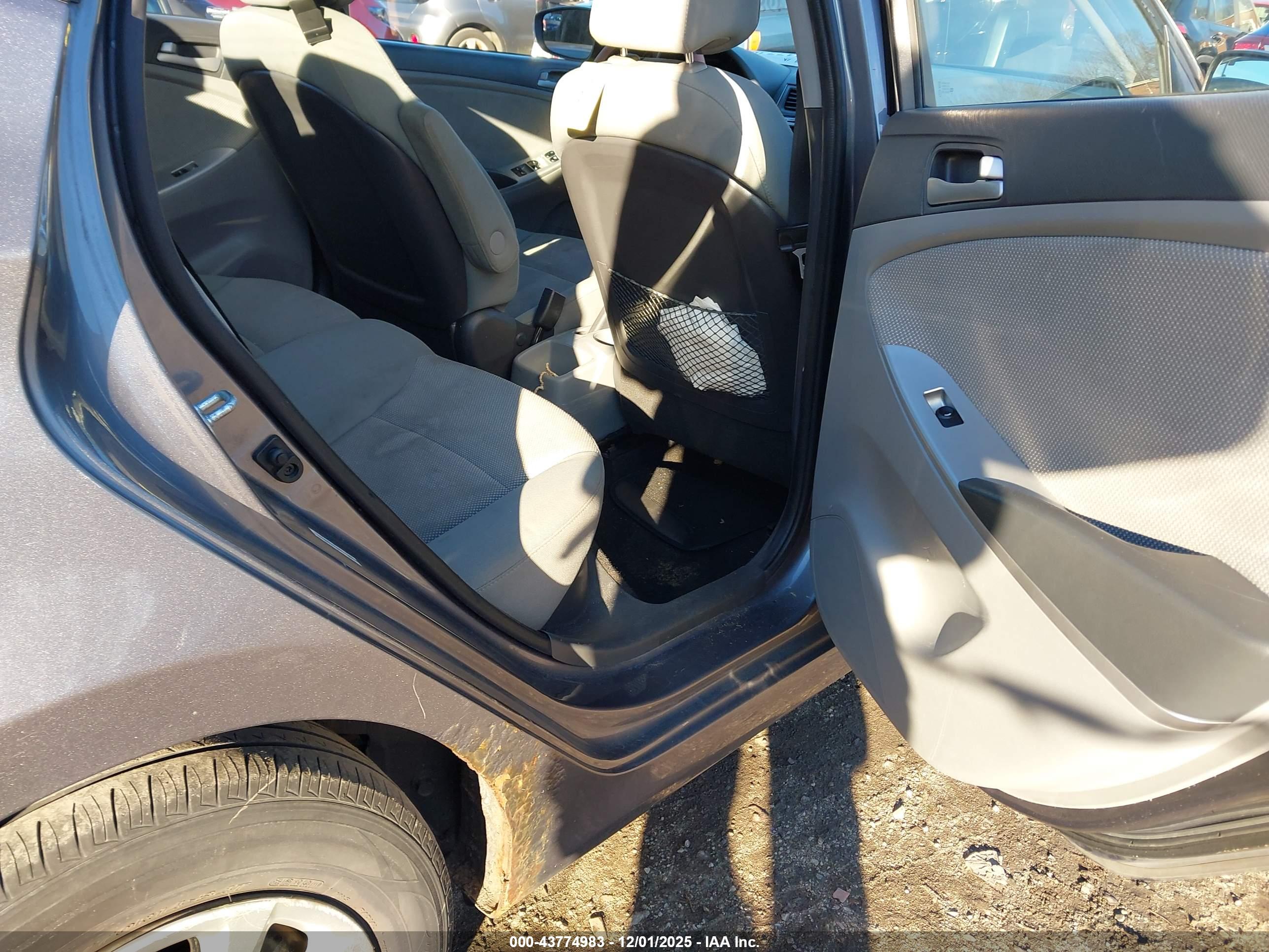 HYUNDAI ACCENT image 8