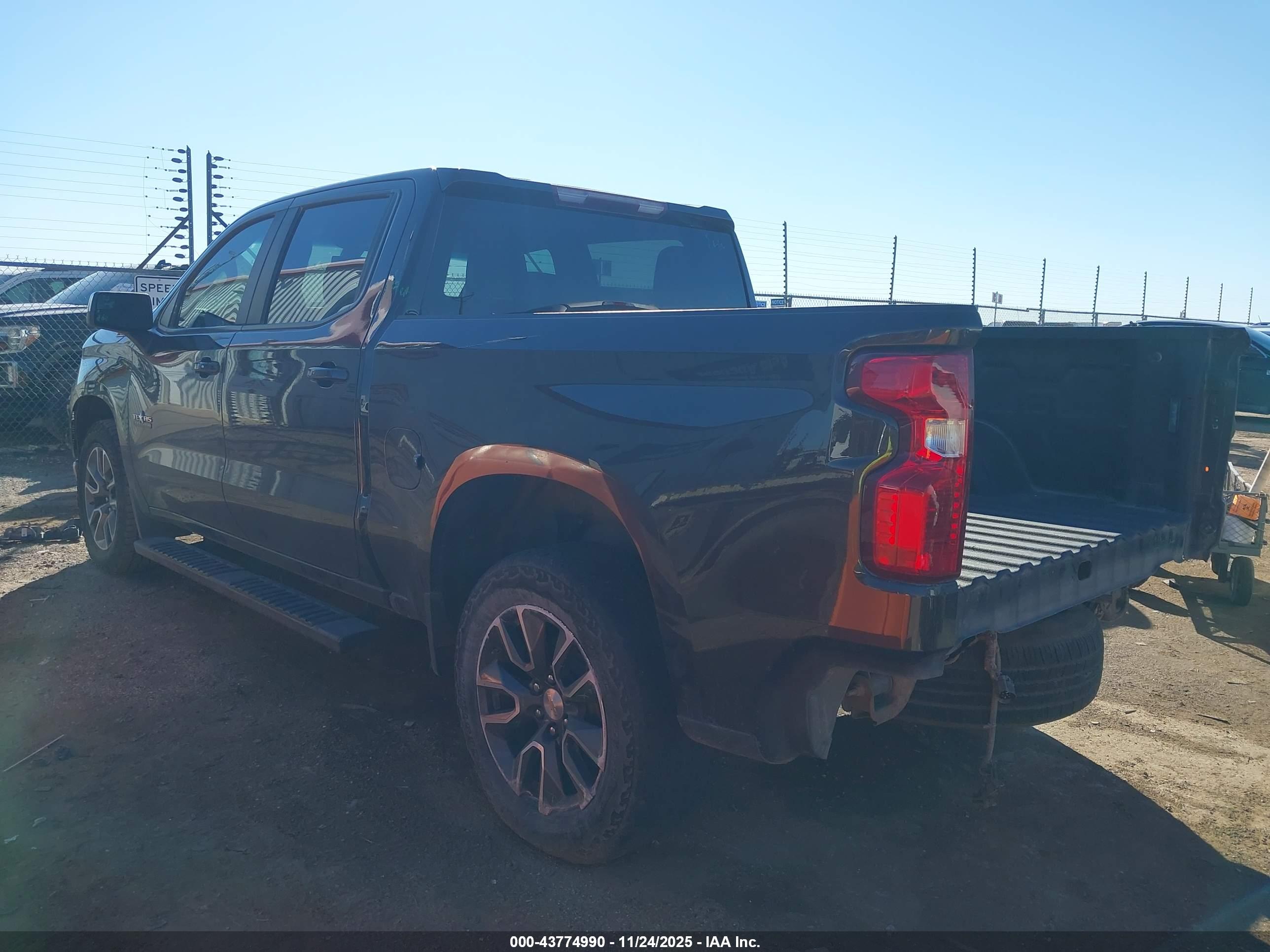 CHEVROLET SILVERADO image 3