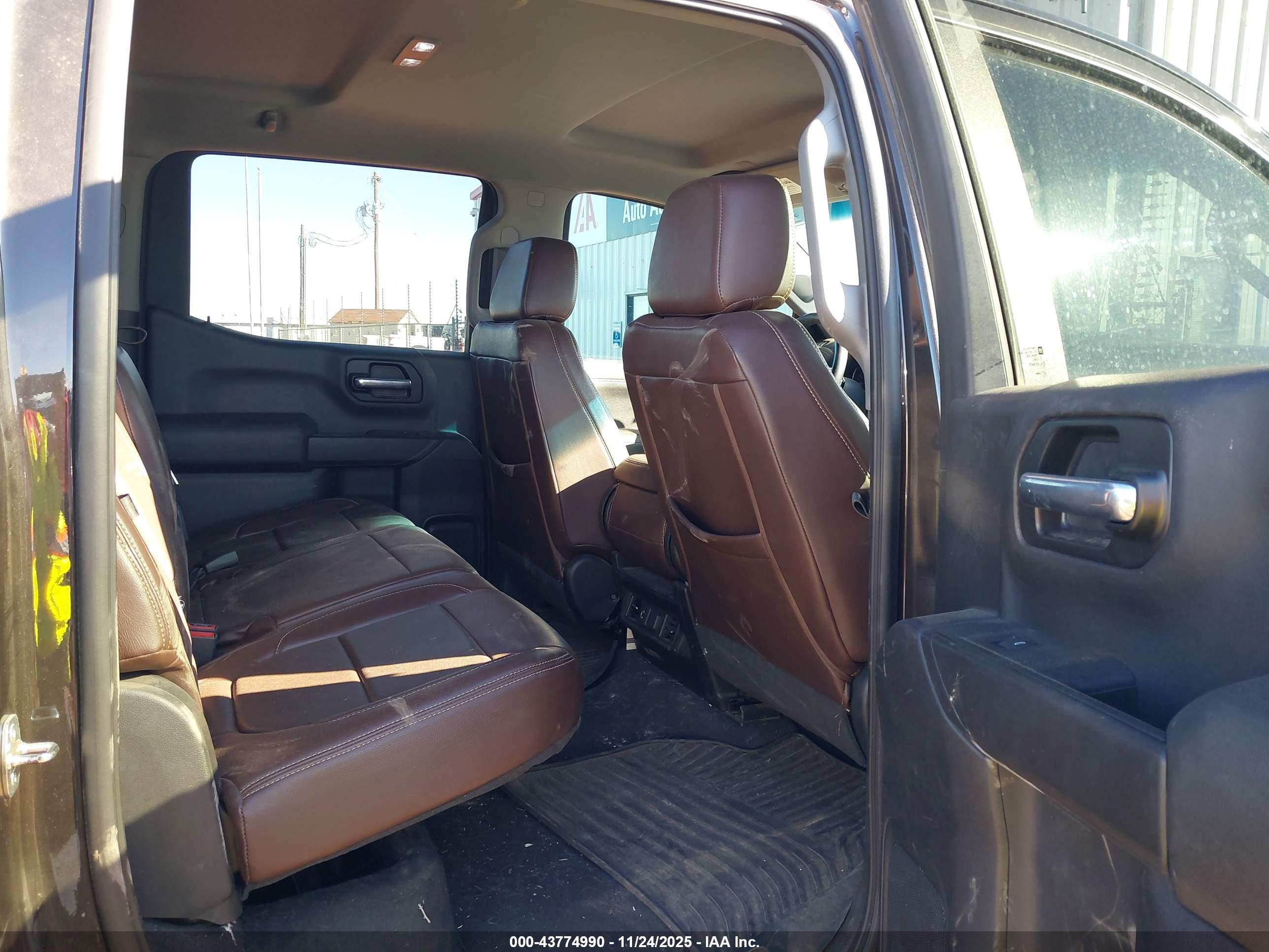 CHEVROLET SILVERADO image 8